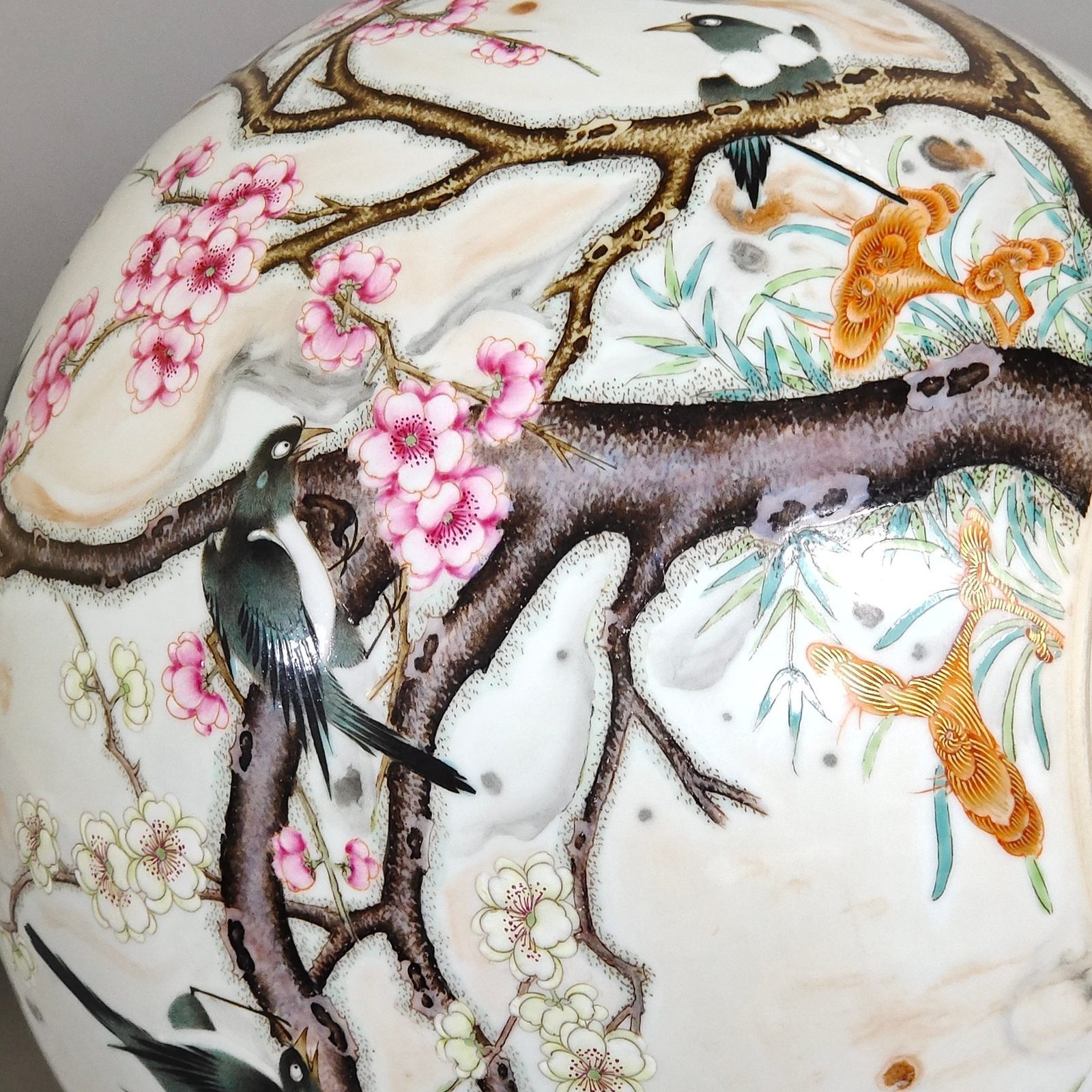 Qing Dynasty Yongzheng ink cloud pattern celestial sphere vase on the lintel tip