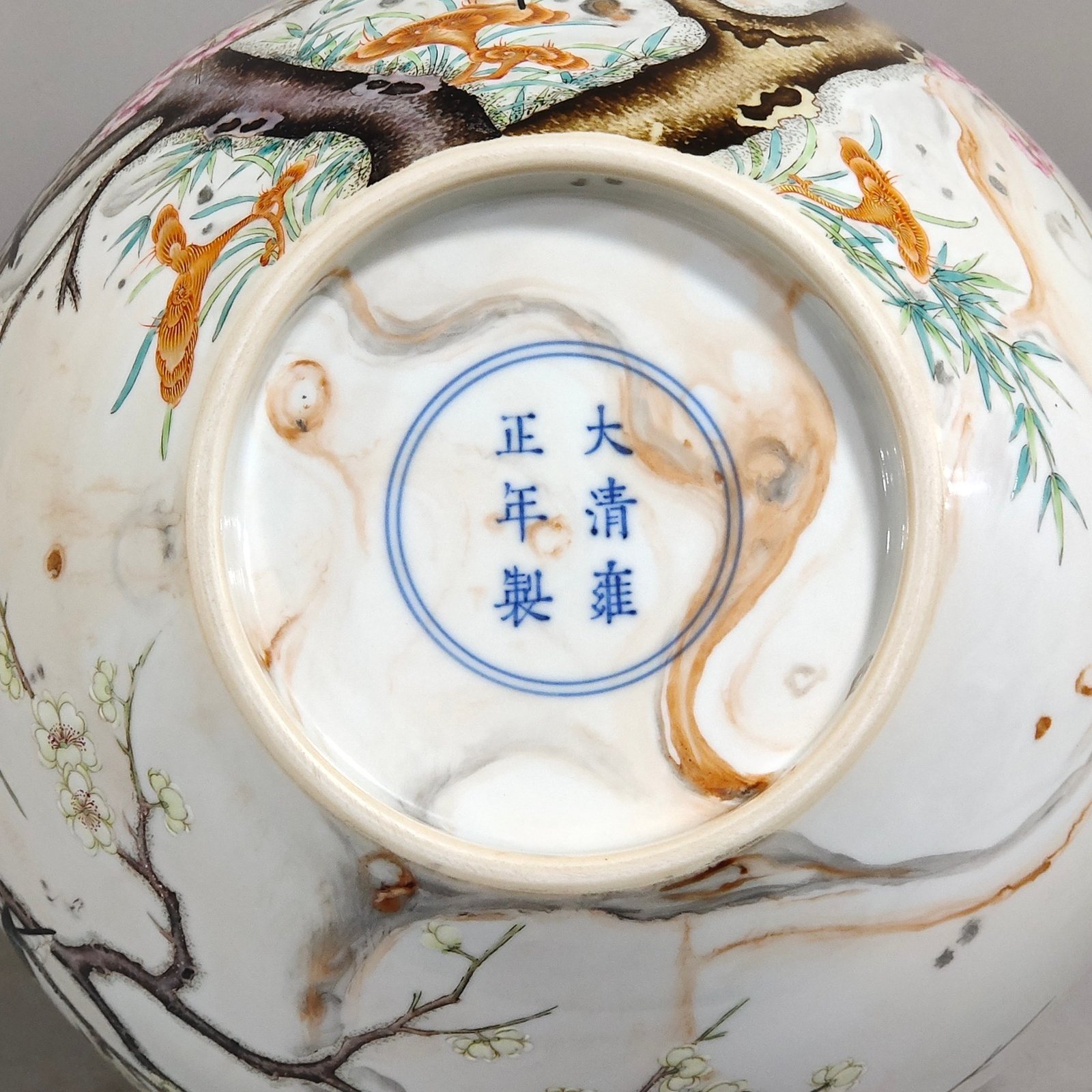 Qing Dynasty Yongzheng ink cloud pattern celestial sphere vase on the lintel tip