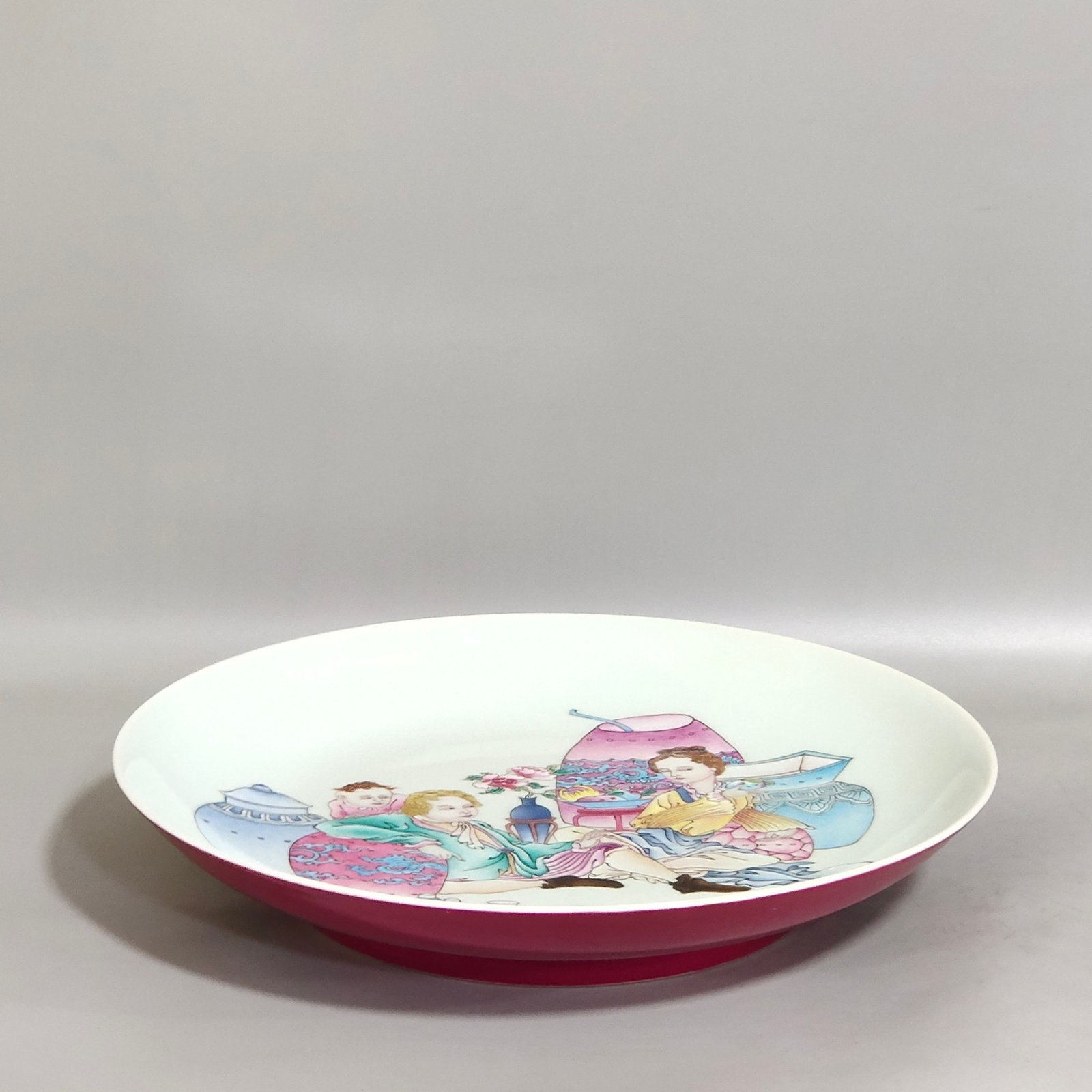 Qing Dynasty Yongzheng Western figure dish with rouge red glaze on the outside and foreign color
