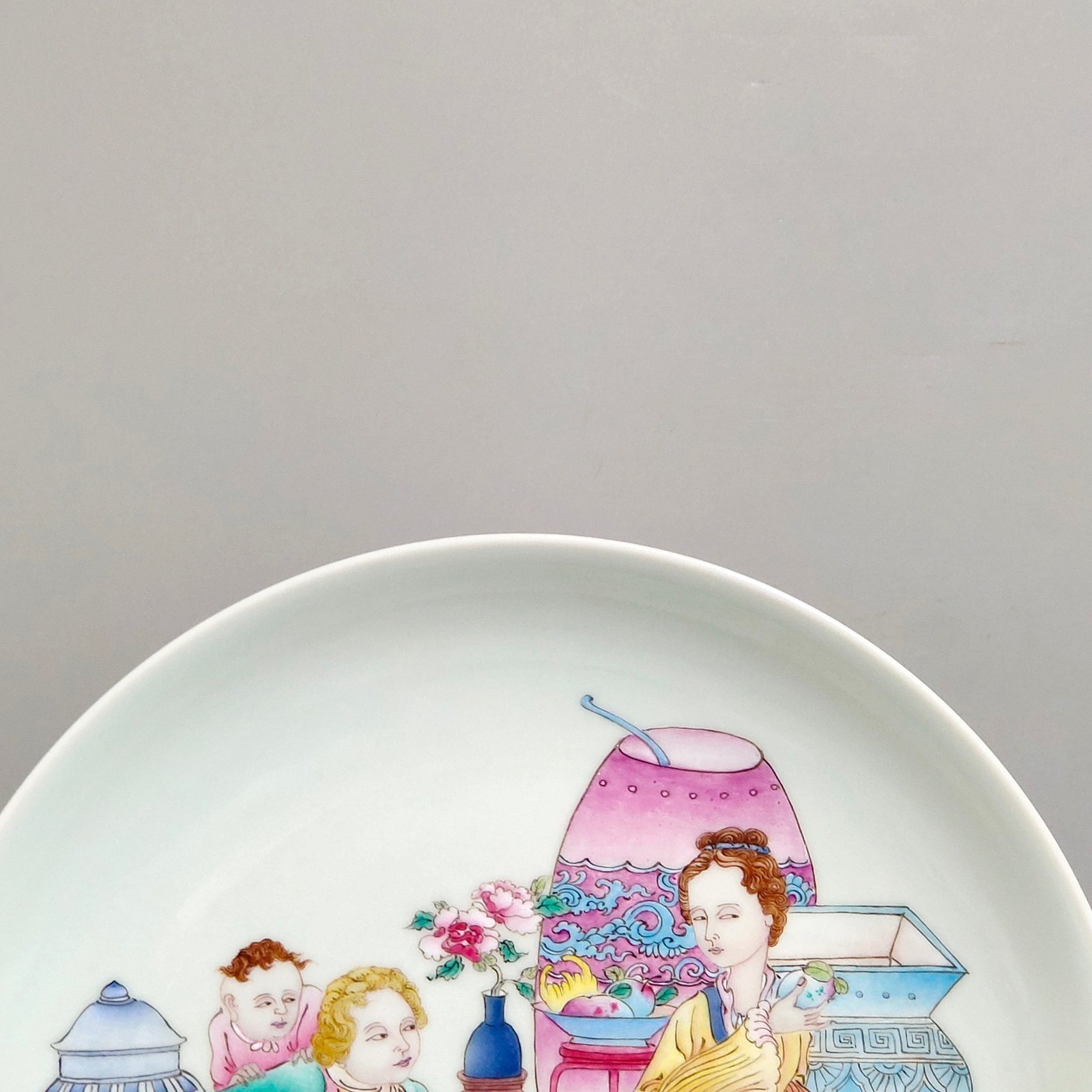 Qing Dynasty Yongzheng Western figure dish with rouge red glaze on the outside and foreign color