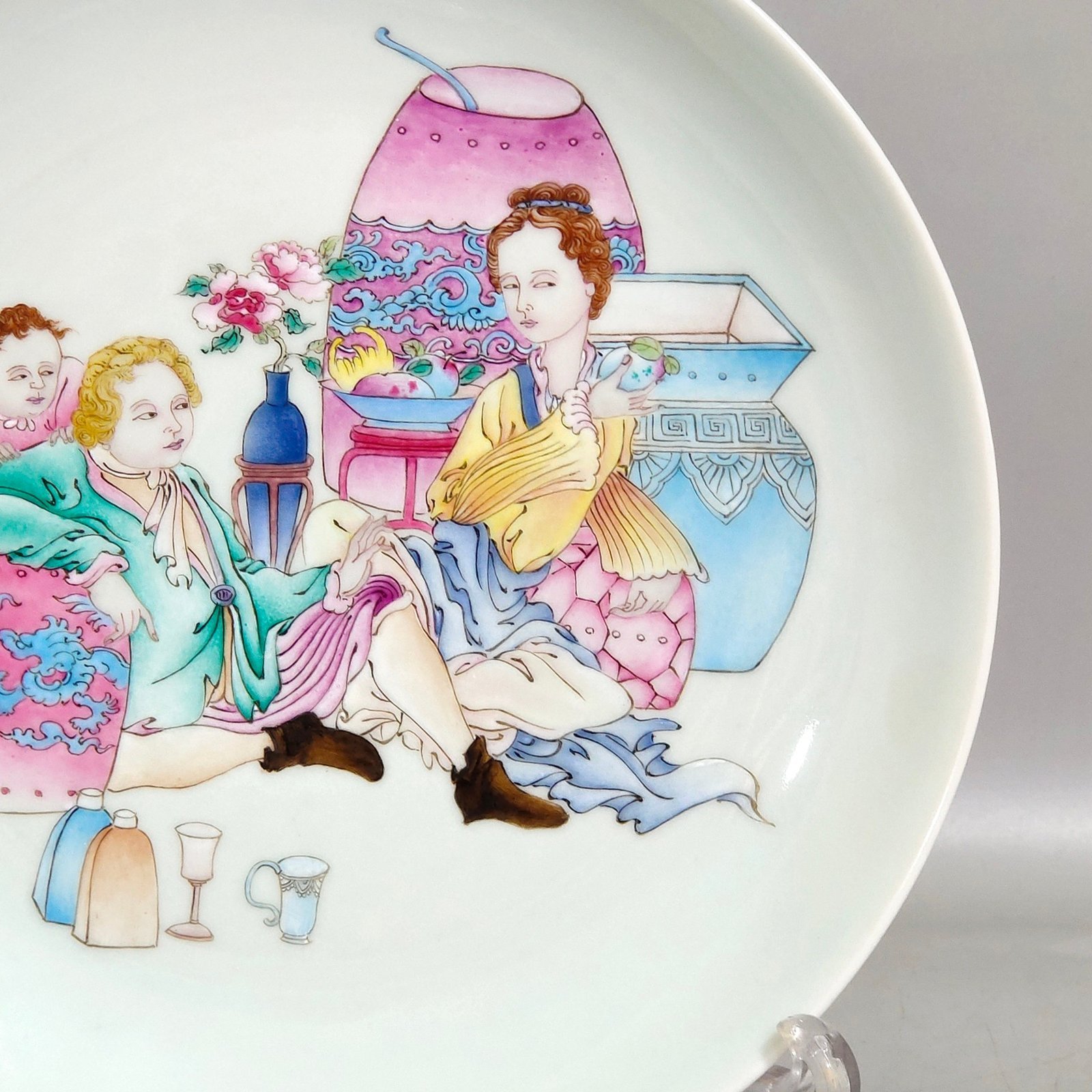 Qing Dynasty Yongzheng Western figure dish with rouge red glaze on the outside and foreign color