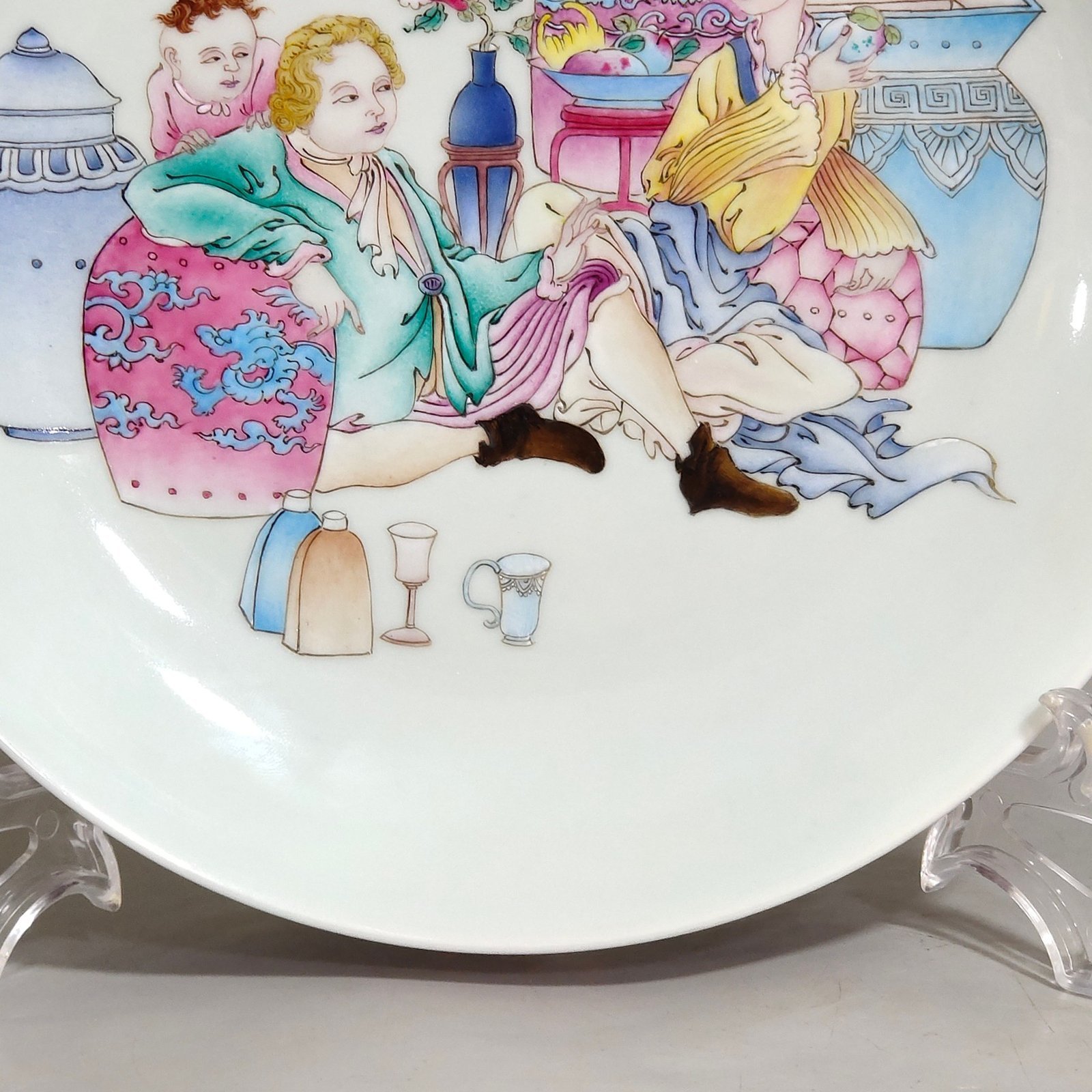 Qing Dynasty Yongzheng Western figure dish with rouge red glaze on the outside and foreign color