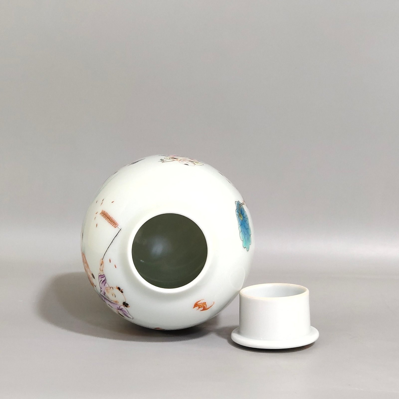 Qing Dynasty Yongzheng infant play tea can