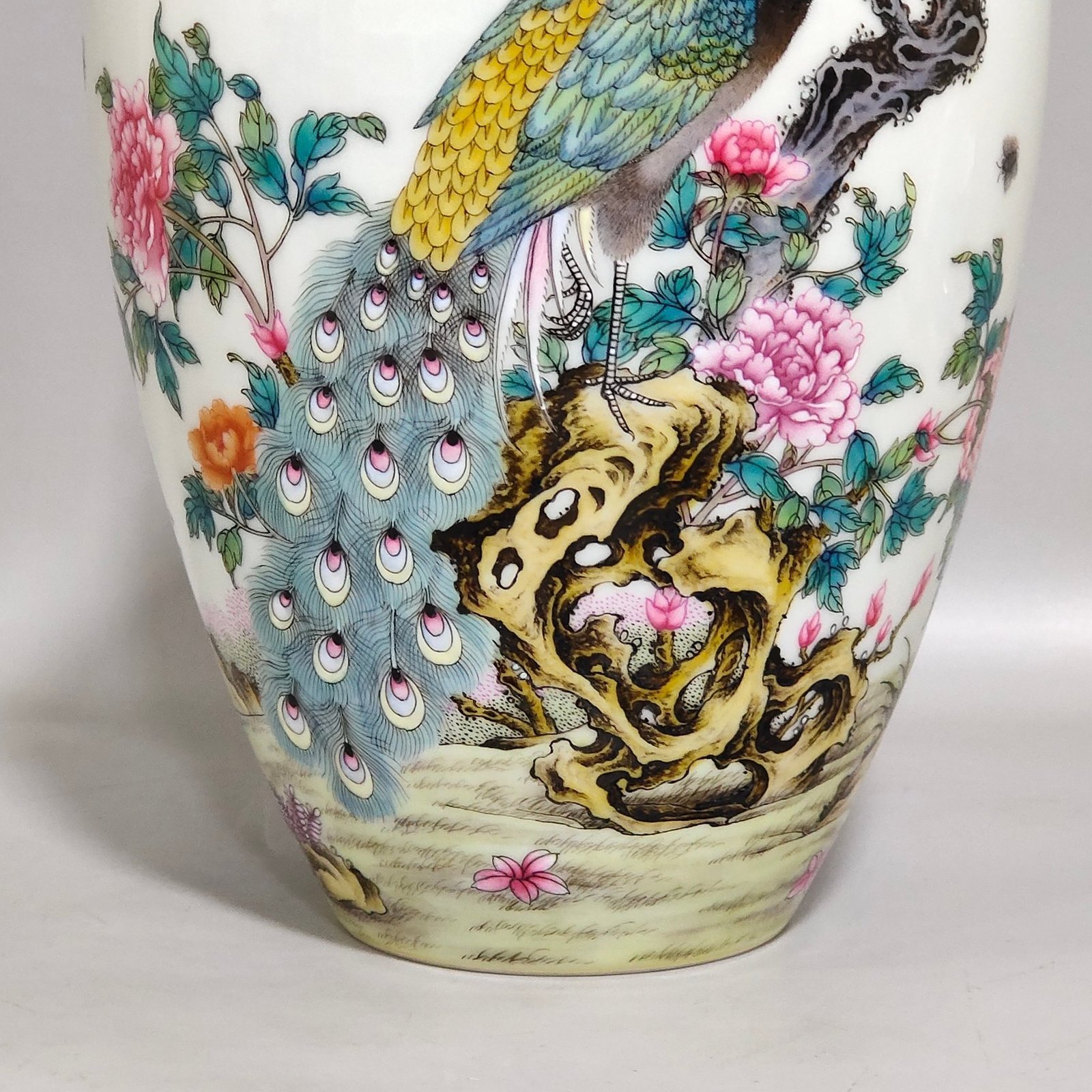 Qing Dynasty Yongzheng peacock poem plum vase
