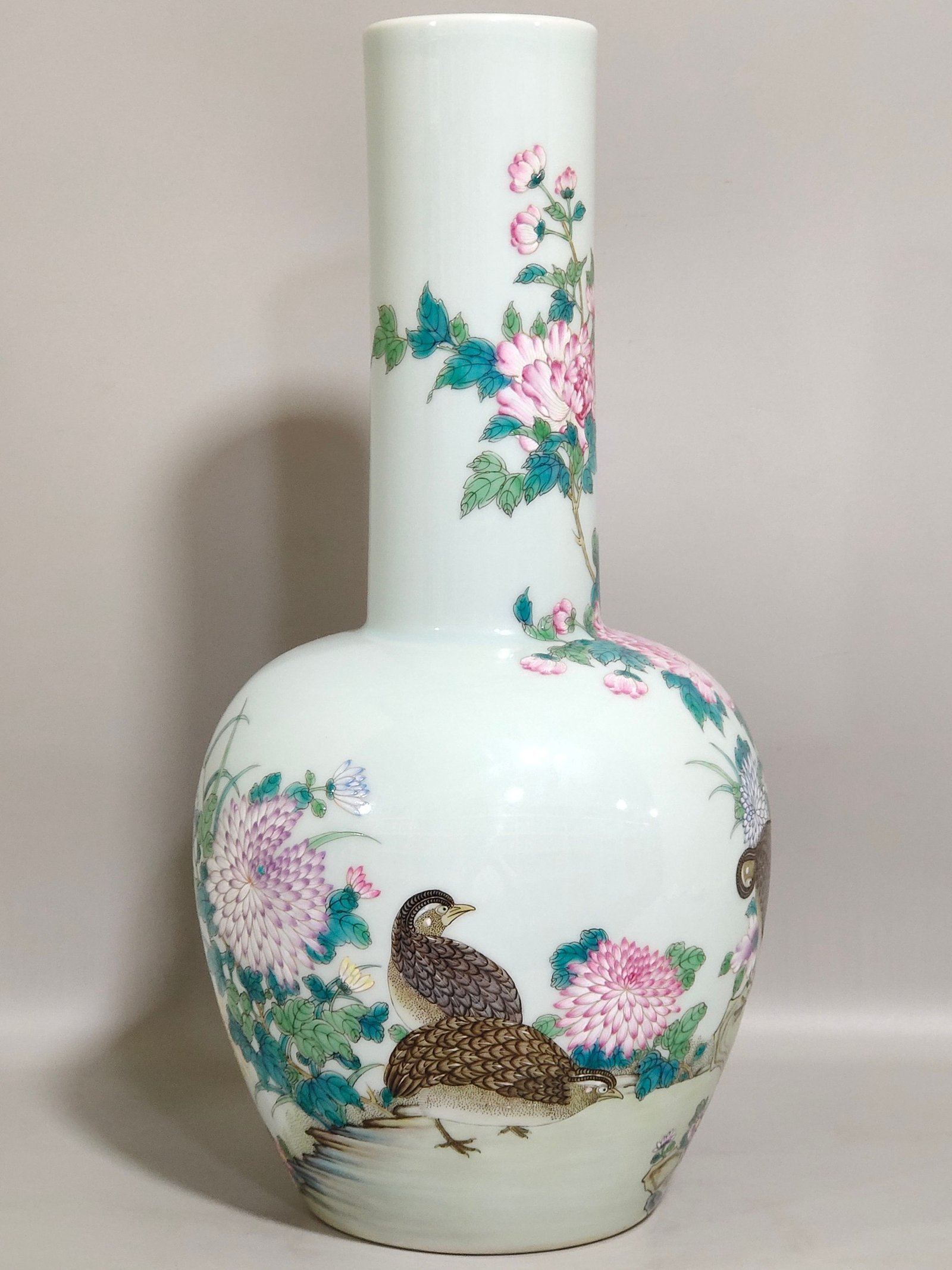 Qing Dynasty Yongzheng A long necked bottle peace and contentment