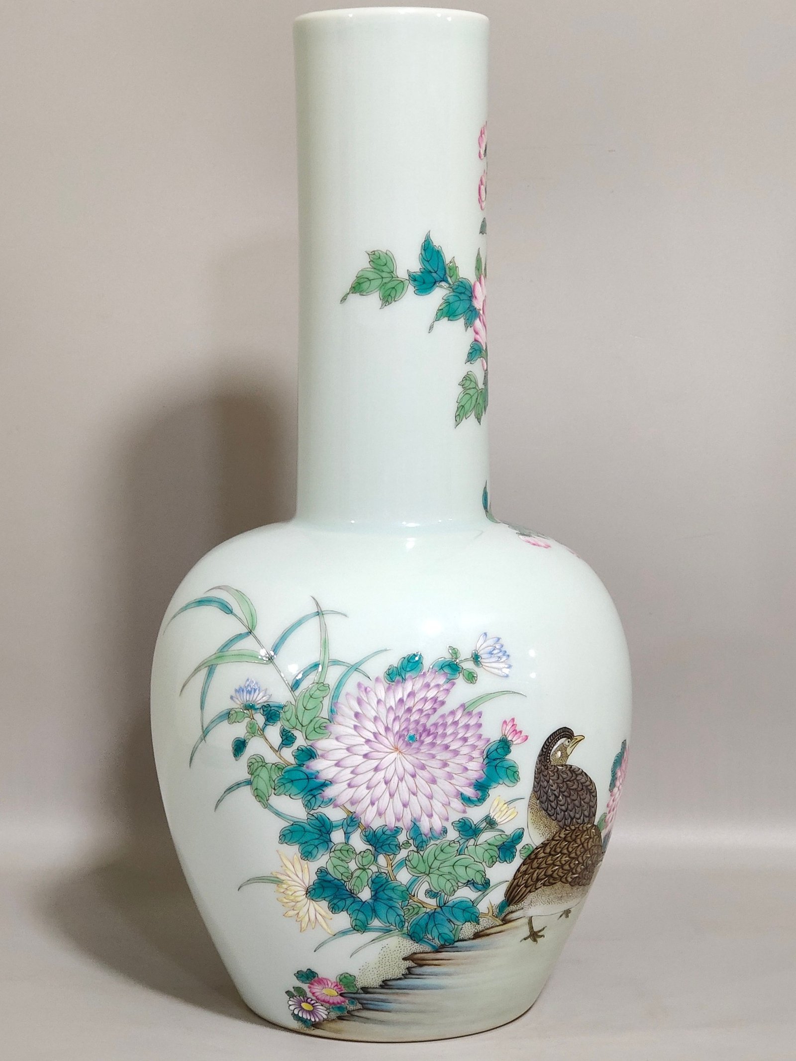 Qing Dynasty Yongzheng A long necked bottle peace and contentment
