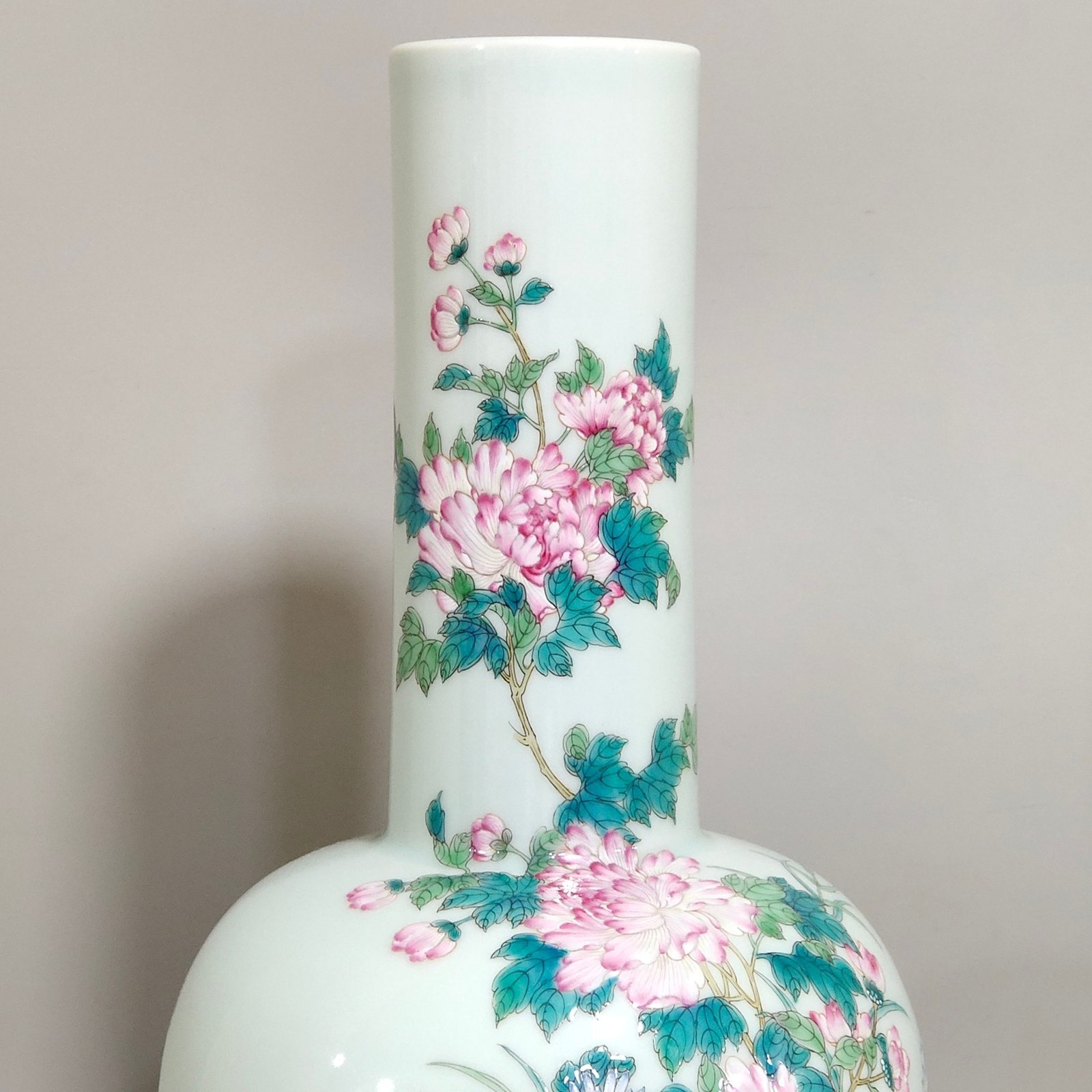 Qing Dynasty Yongzheng A long necked bottle peace and contentment