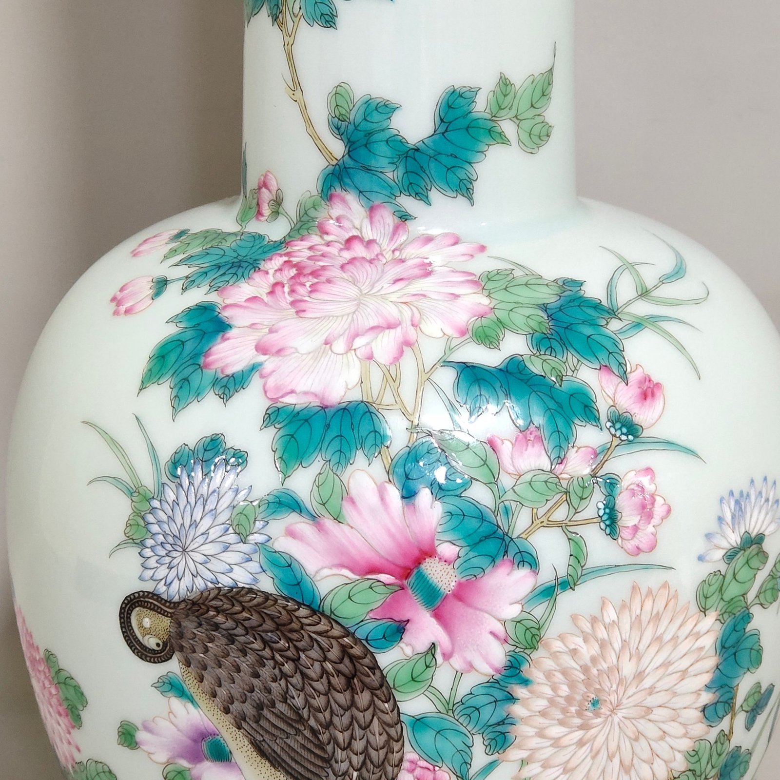 Qing Dynasty Yongzheng A long necked bottle peace and contentment