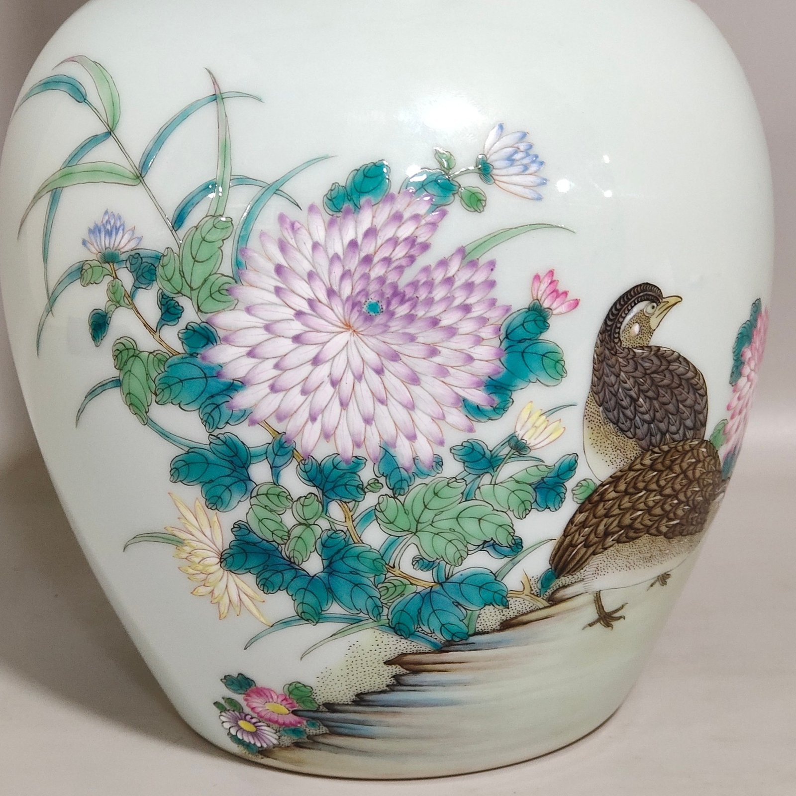 Qing Dynasty Yongzheng A long necked bottle peace and contentment
