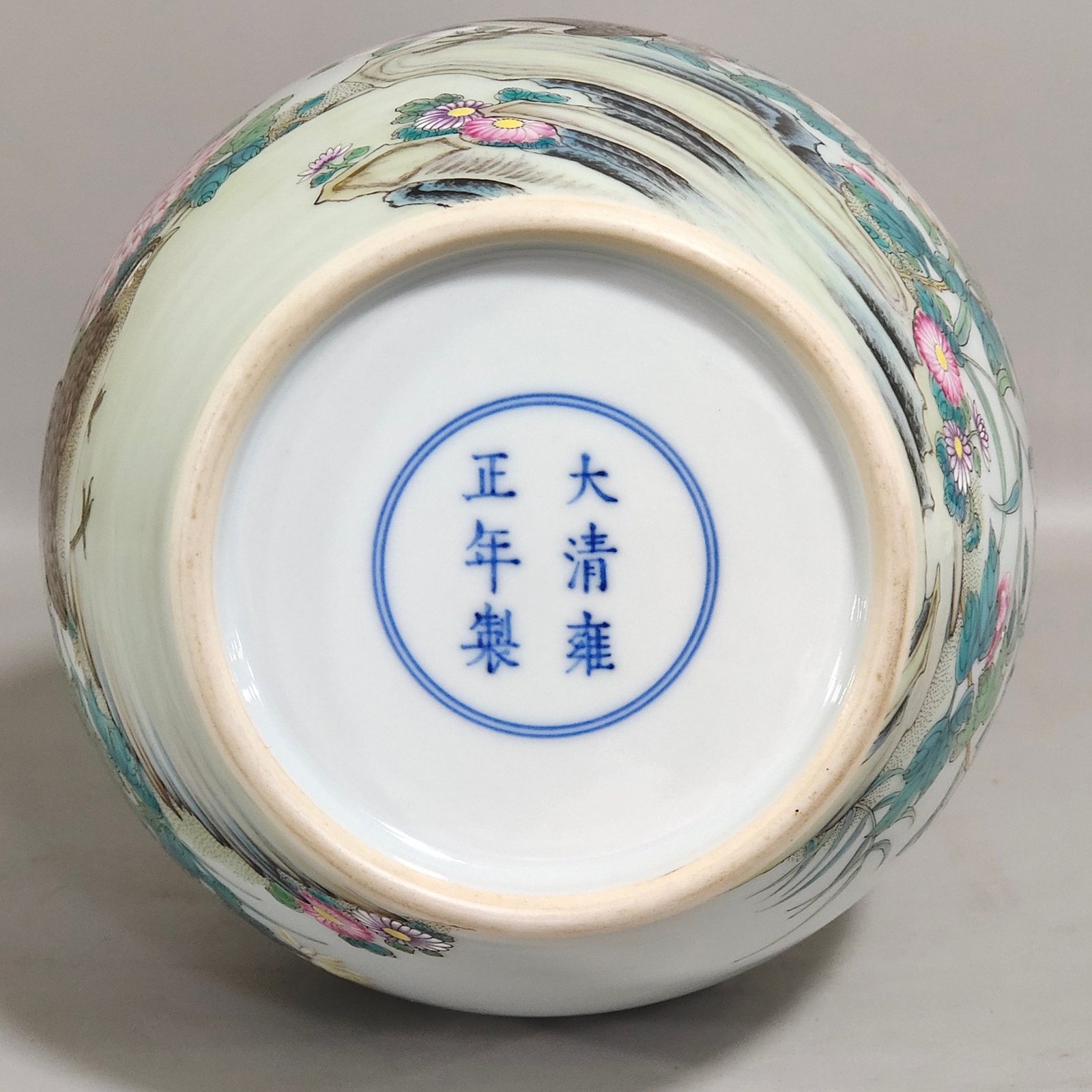 Qing Dynasty Yongzheng A long necked bottle peace and contentment