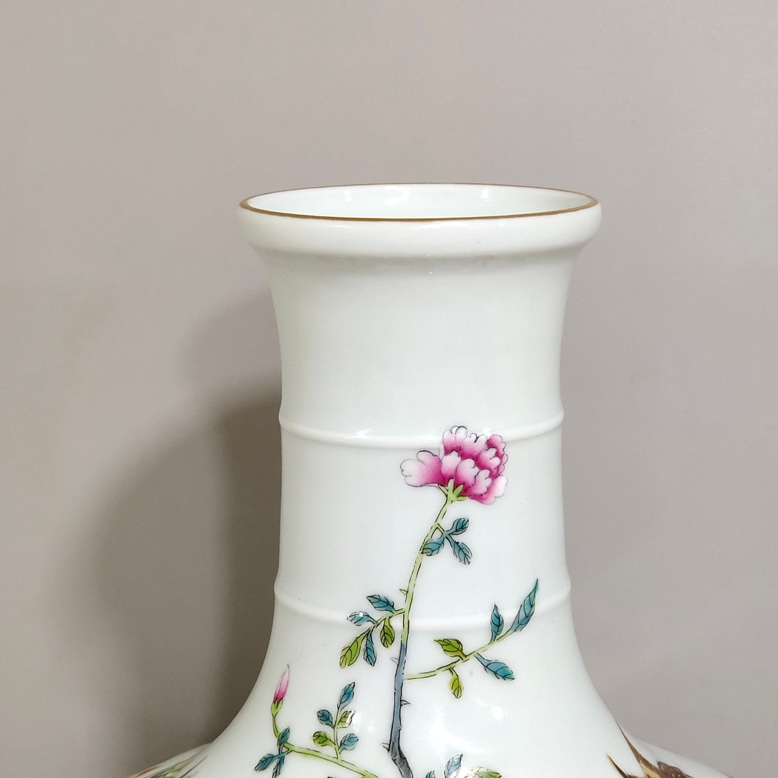 Qing Dynasty Yongzheng A flat bellied vase with poems about living and working in peace