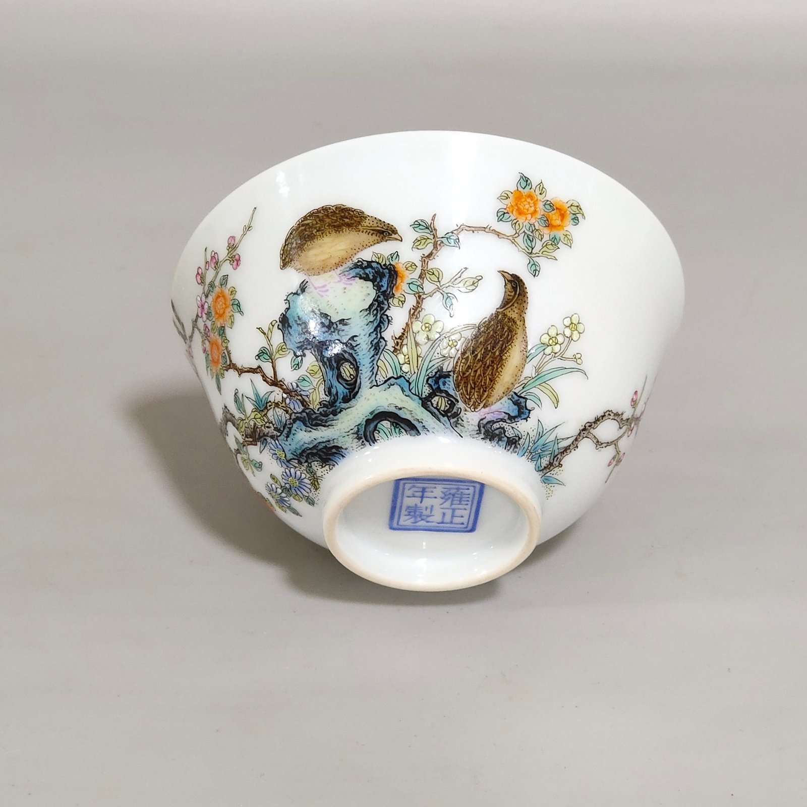 Qing Dynasty Yongzheng’s cup inscribed with poems about living and working in peace