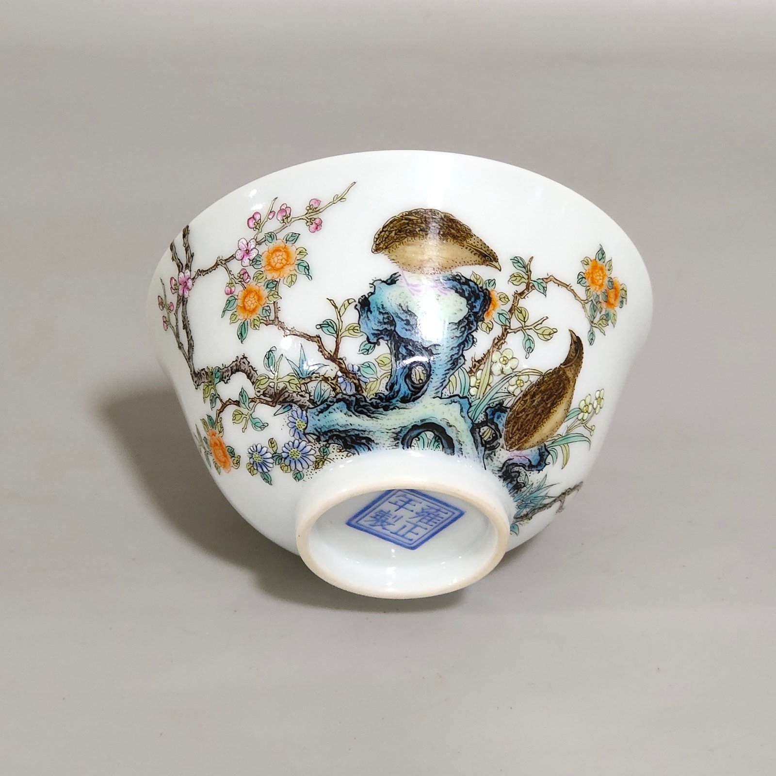 Qing Dynasty Yongzheng’s cup inscribed with poems about living and working in peace