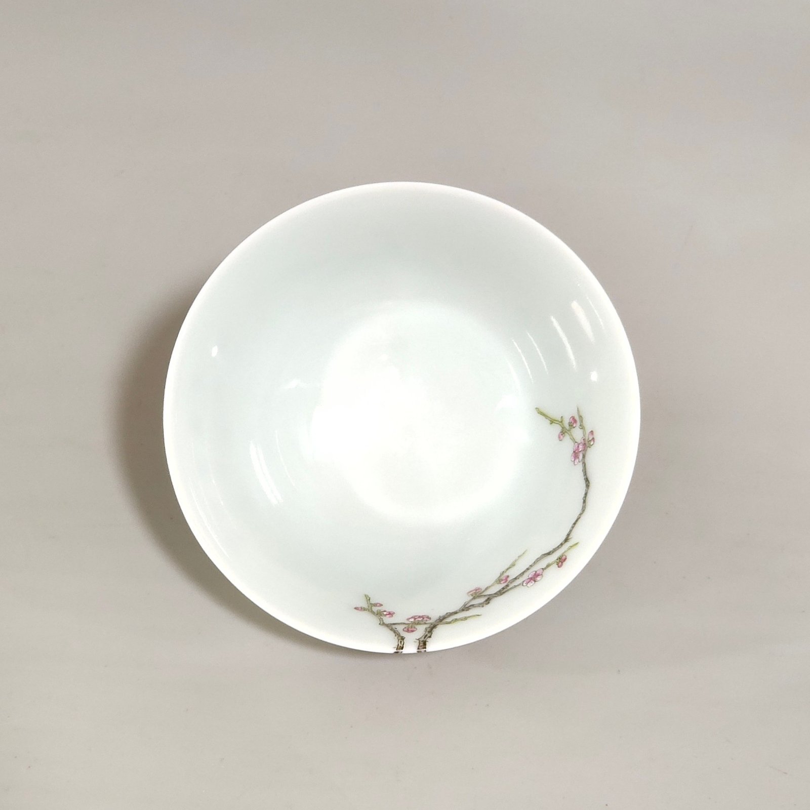 Qing Dynasty Yongzheng’s cup inscribed with poems about living and working in peace