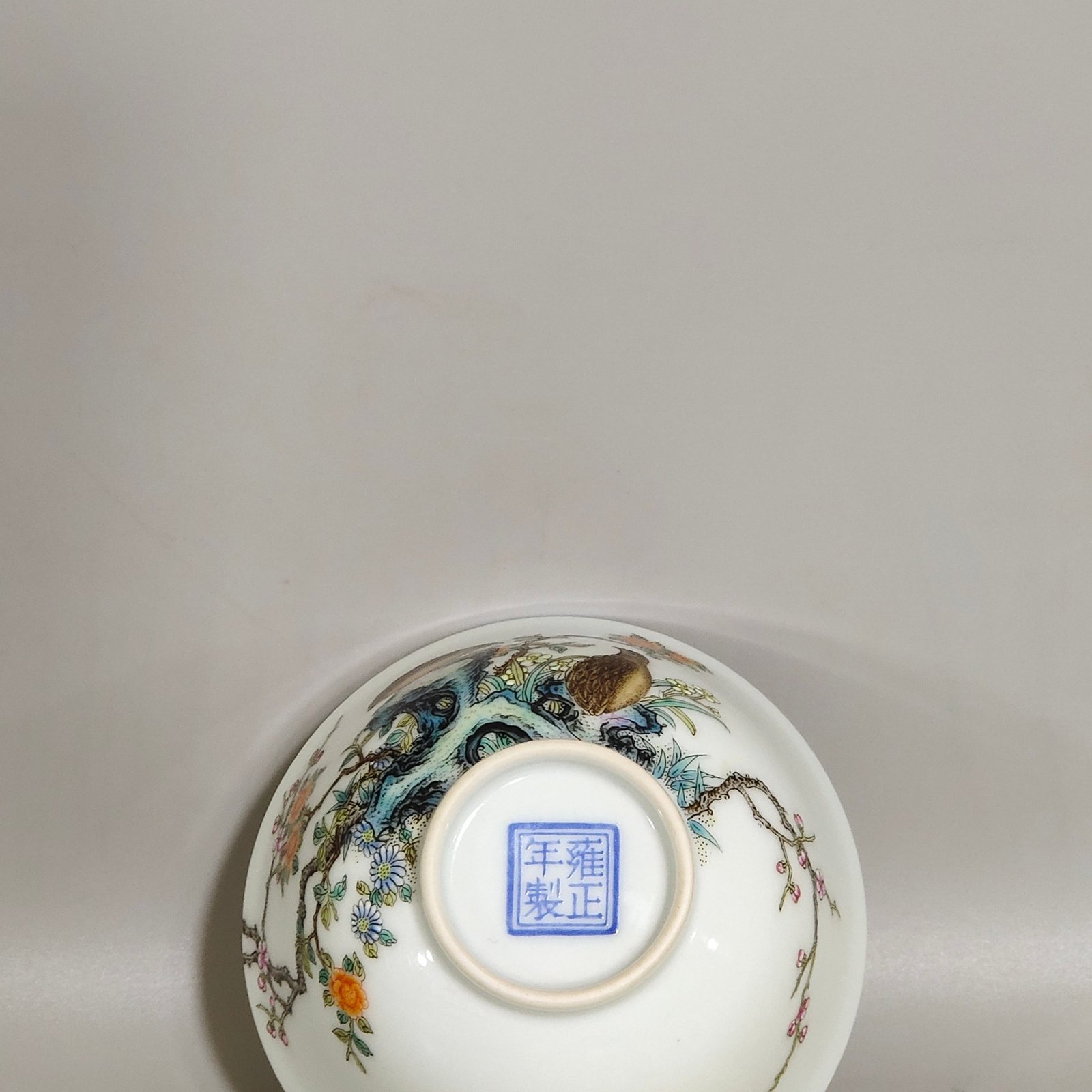 Qing Dynasty Yongzheng’s cup inscribed with poems about living and working in peace