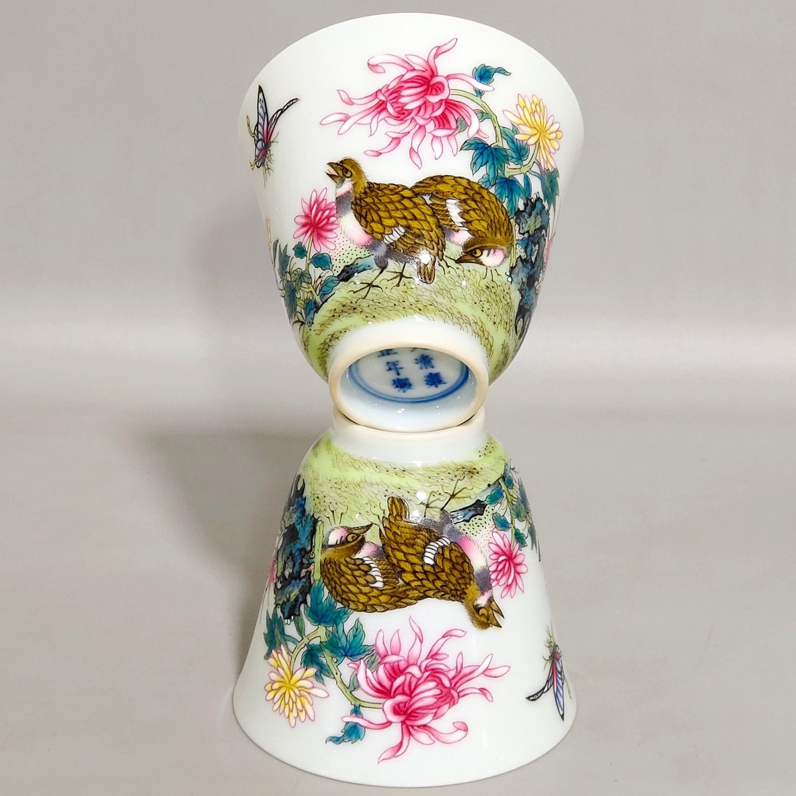 Qing Dynasty Yongzheng’s cup inscribed with poems about living and working in peace