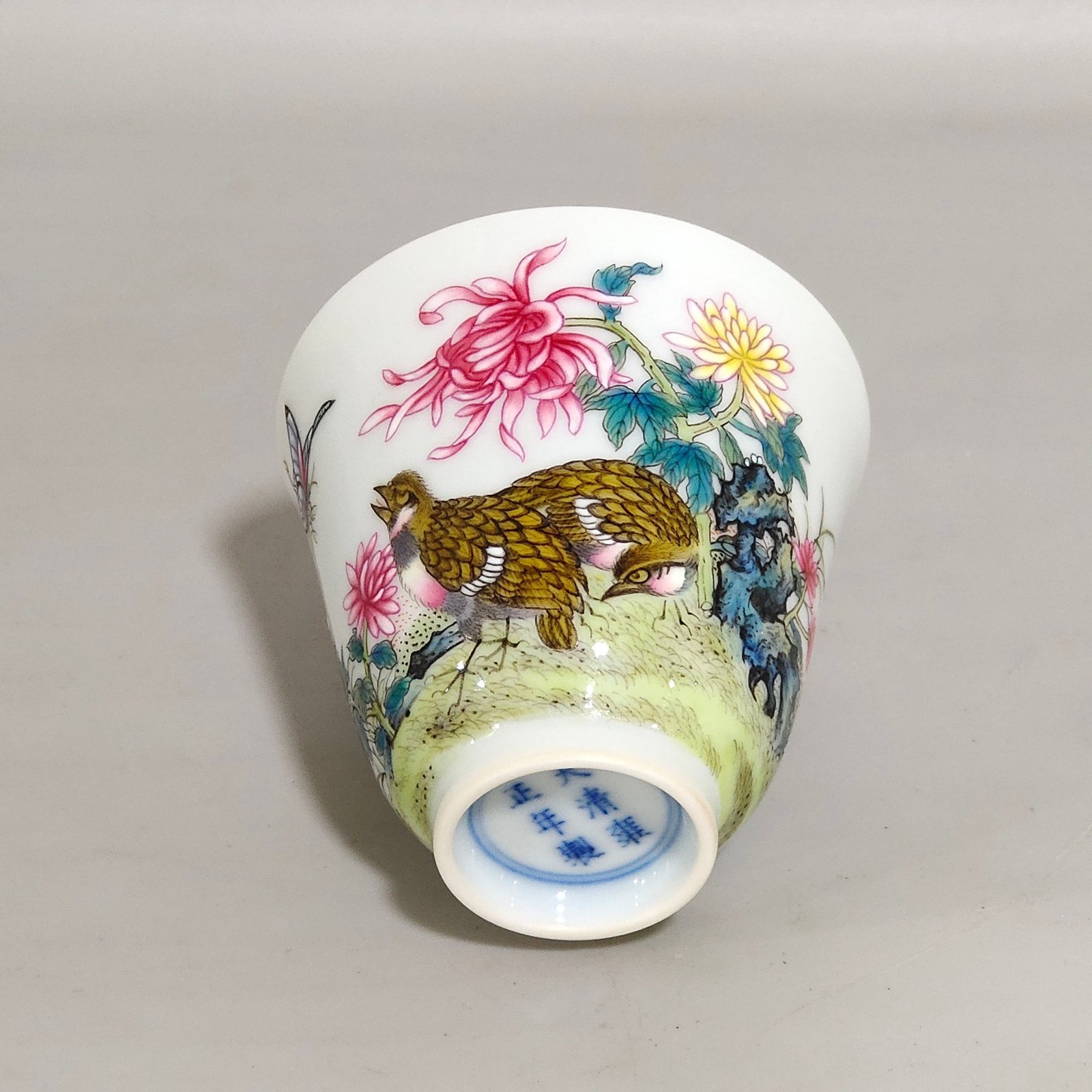 Qing Dynasty Yongzheng’s cup inscribed with poems about living and working in peace