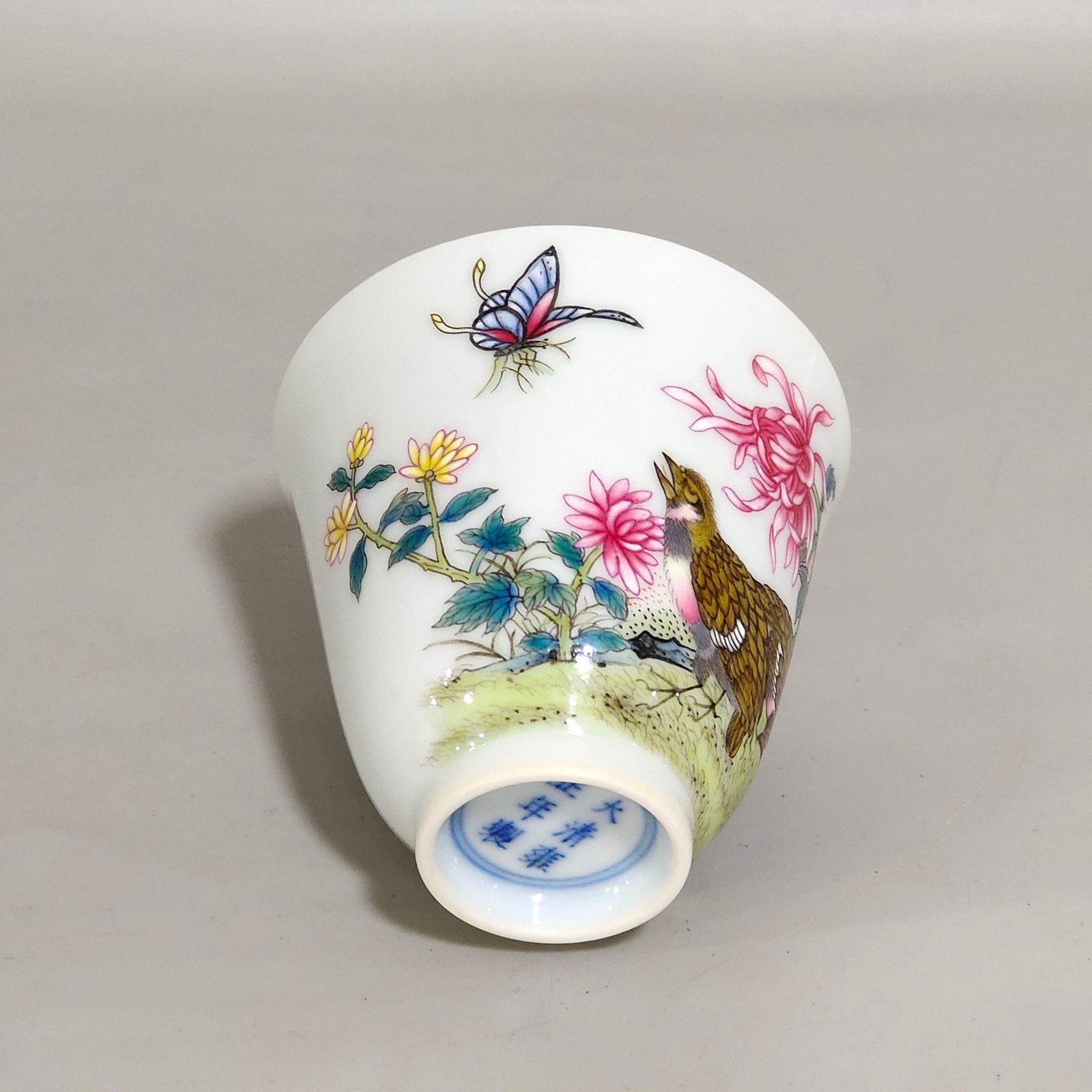 Qing Dynasty Yongzheng’s cup inscribed with poems about living and working in peace