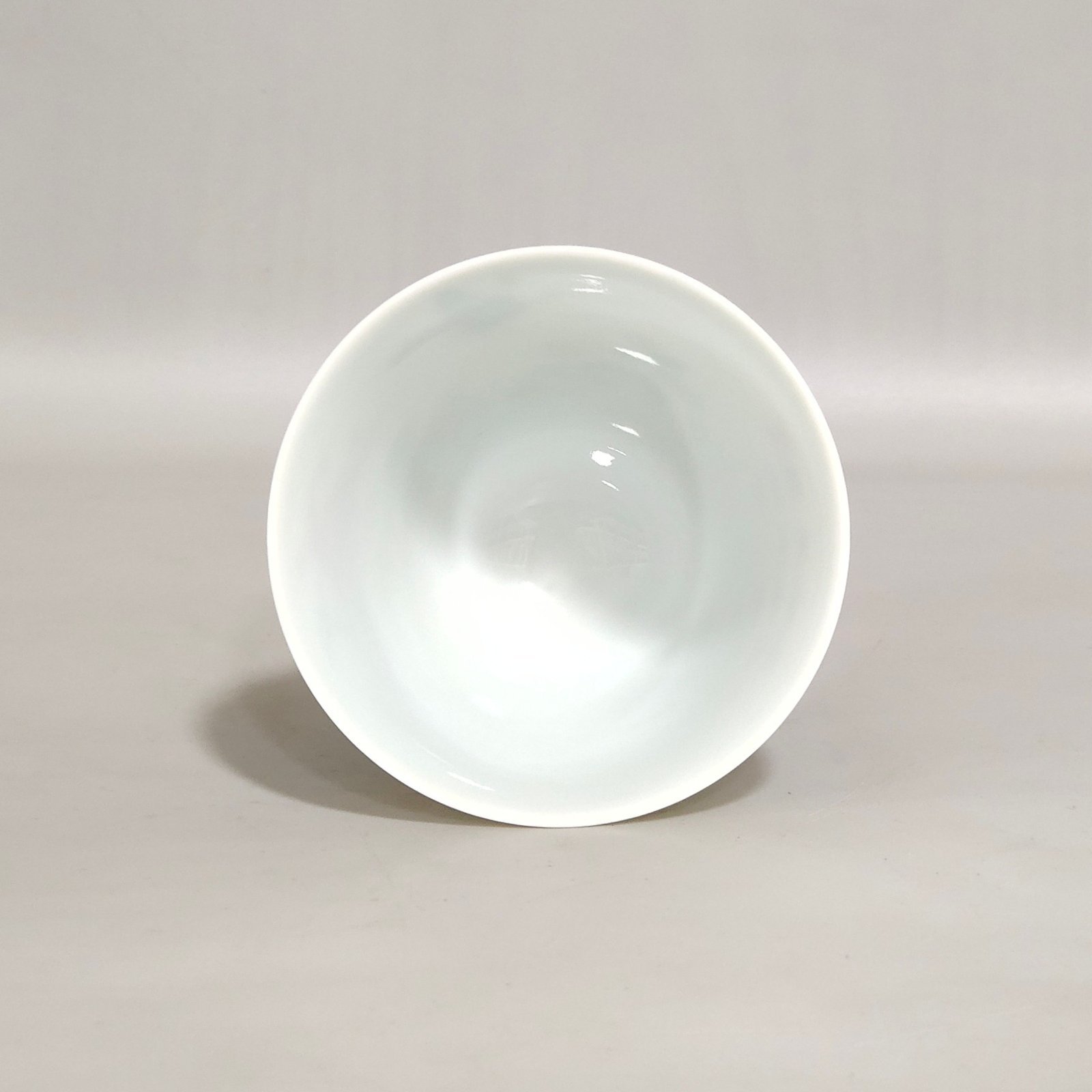 Qing Dynasty Yongzheng’s cup inscribed with poems about living and working in peace