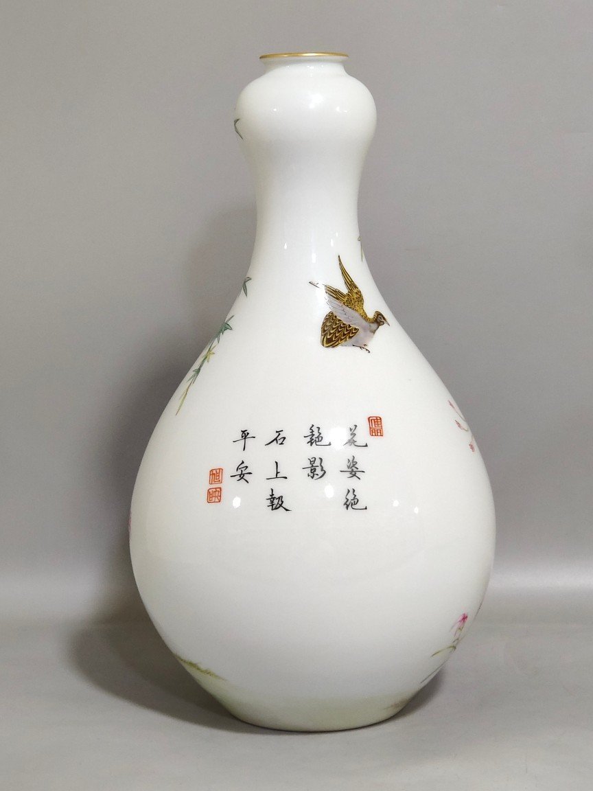 Qing Dynasty Yongzheng A garlic vase with poems about living and working in peace