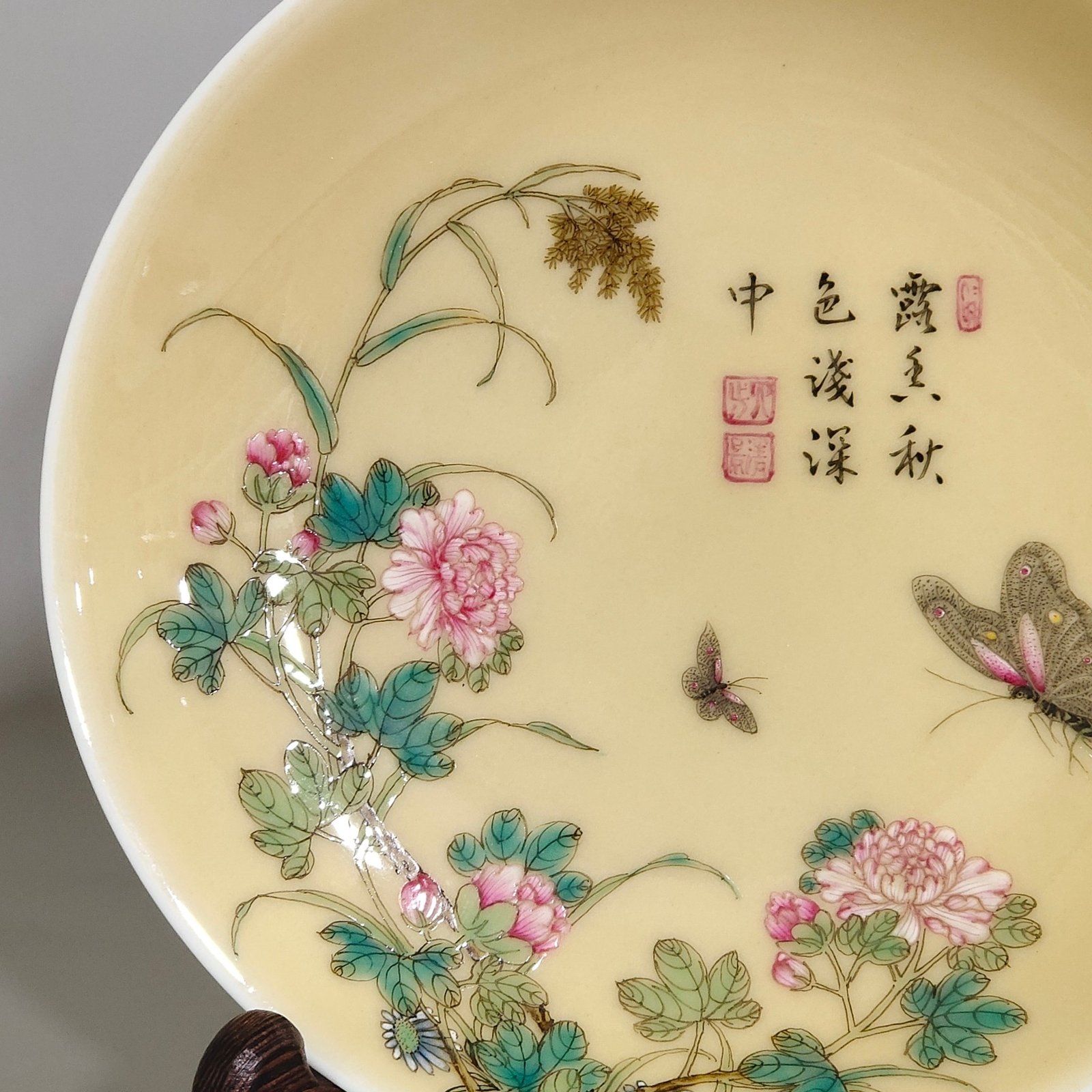Ming Dynasty Chenghua beige glazed plate with poems and butterflies and flowers on branches