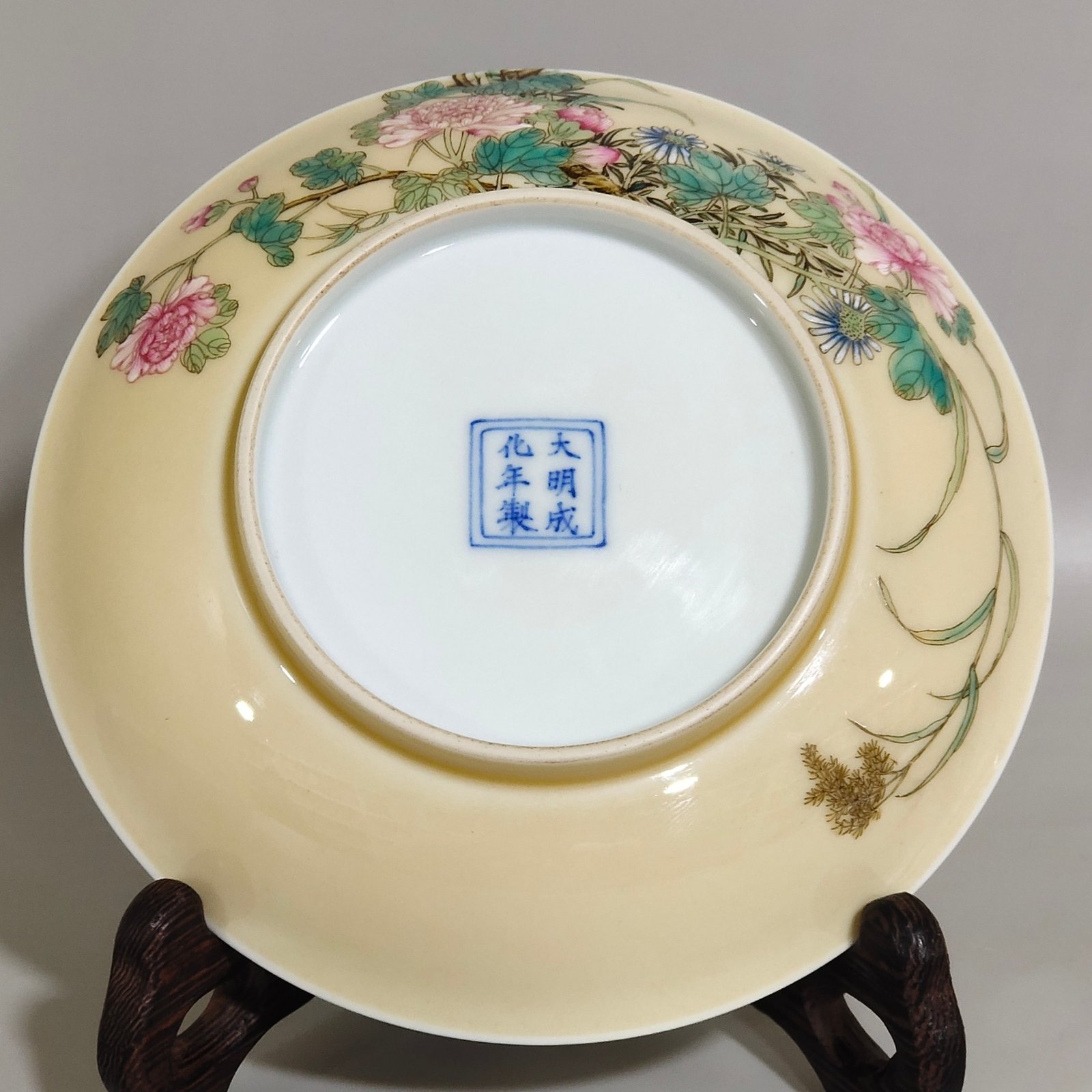 Ming Dynasty Chenghua beige glazed plate with poems and butterflies and flowers on branches