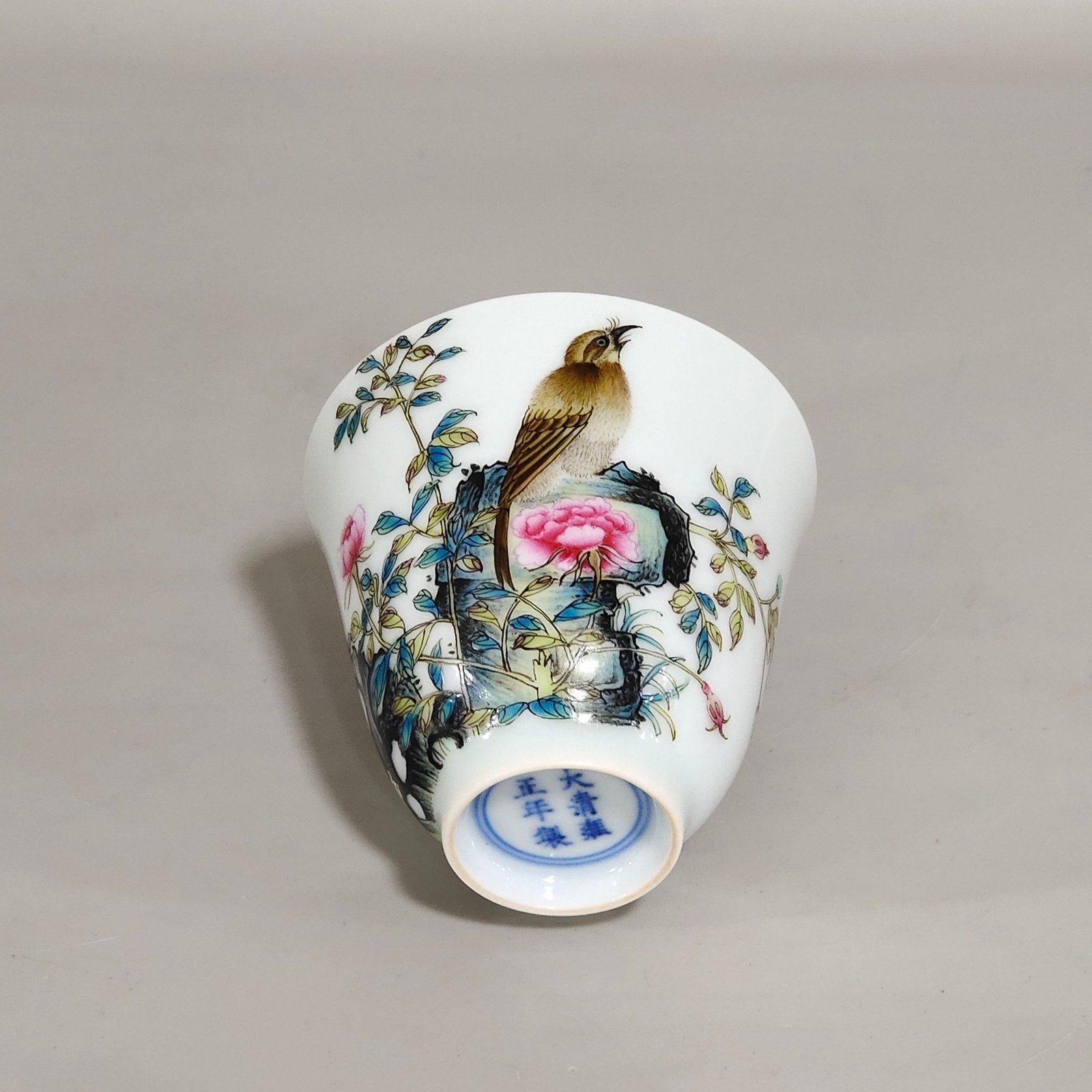 Qing Dynasty Yongzheng wealthy white headed flower and bird poetry cup
