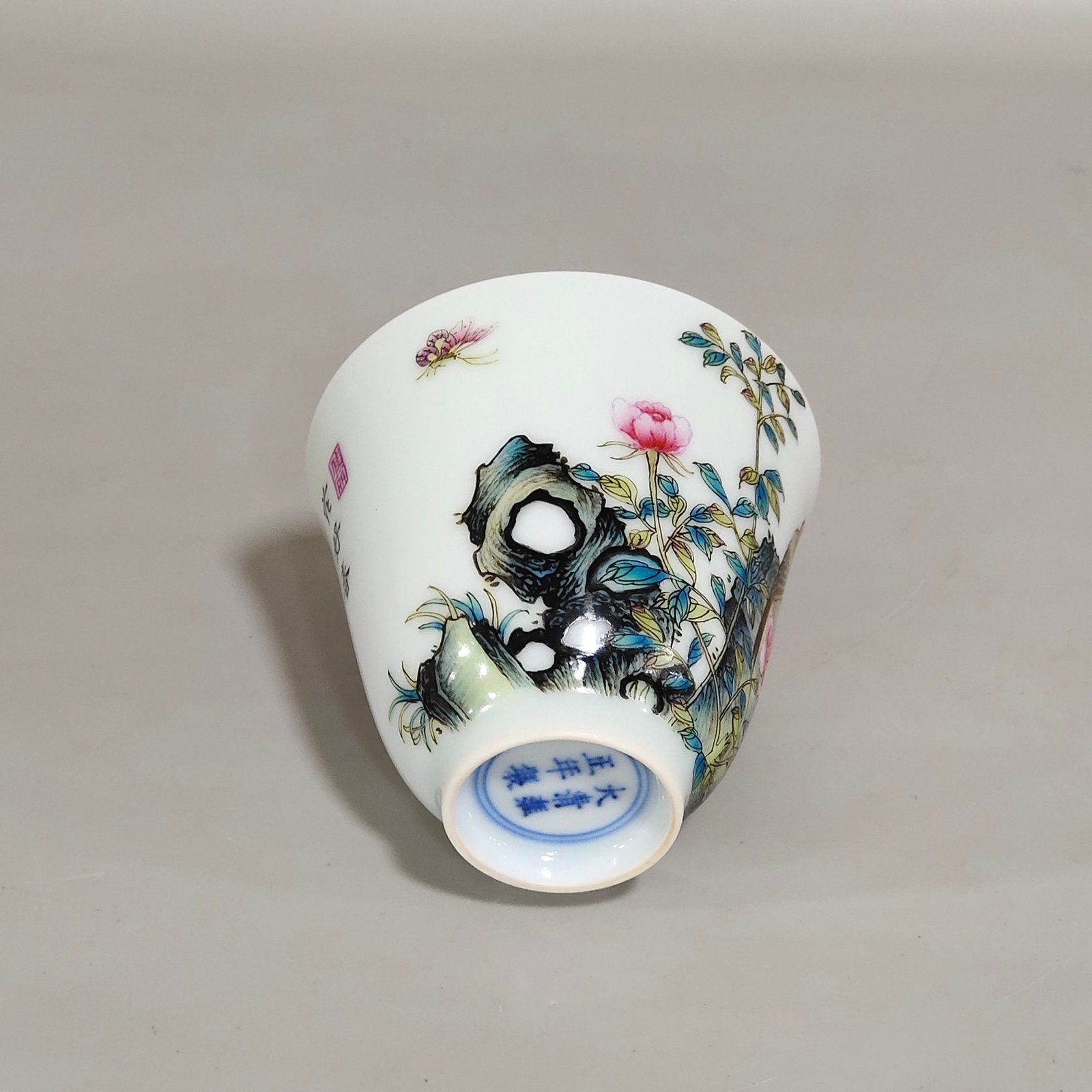 Qing Dynasty Yongzheng wealthy white headed flower and bird poetry cup