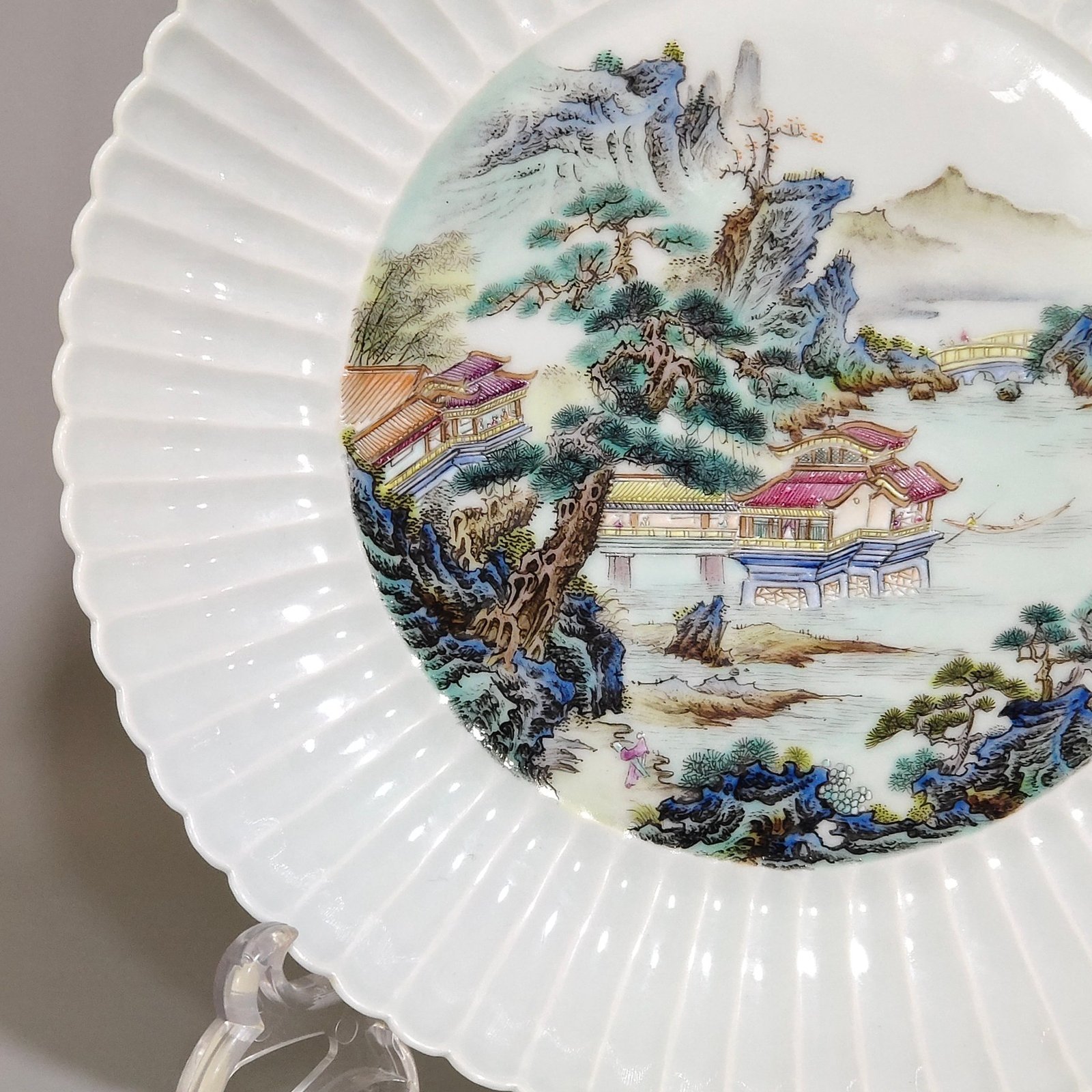 Qing Dynasty Yongzheng landscape chrysanthemum plate