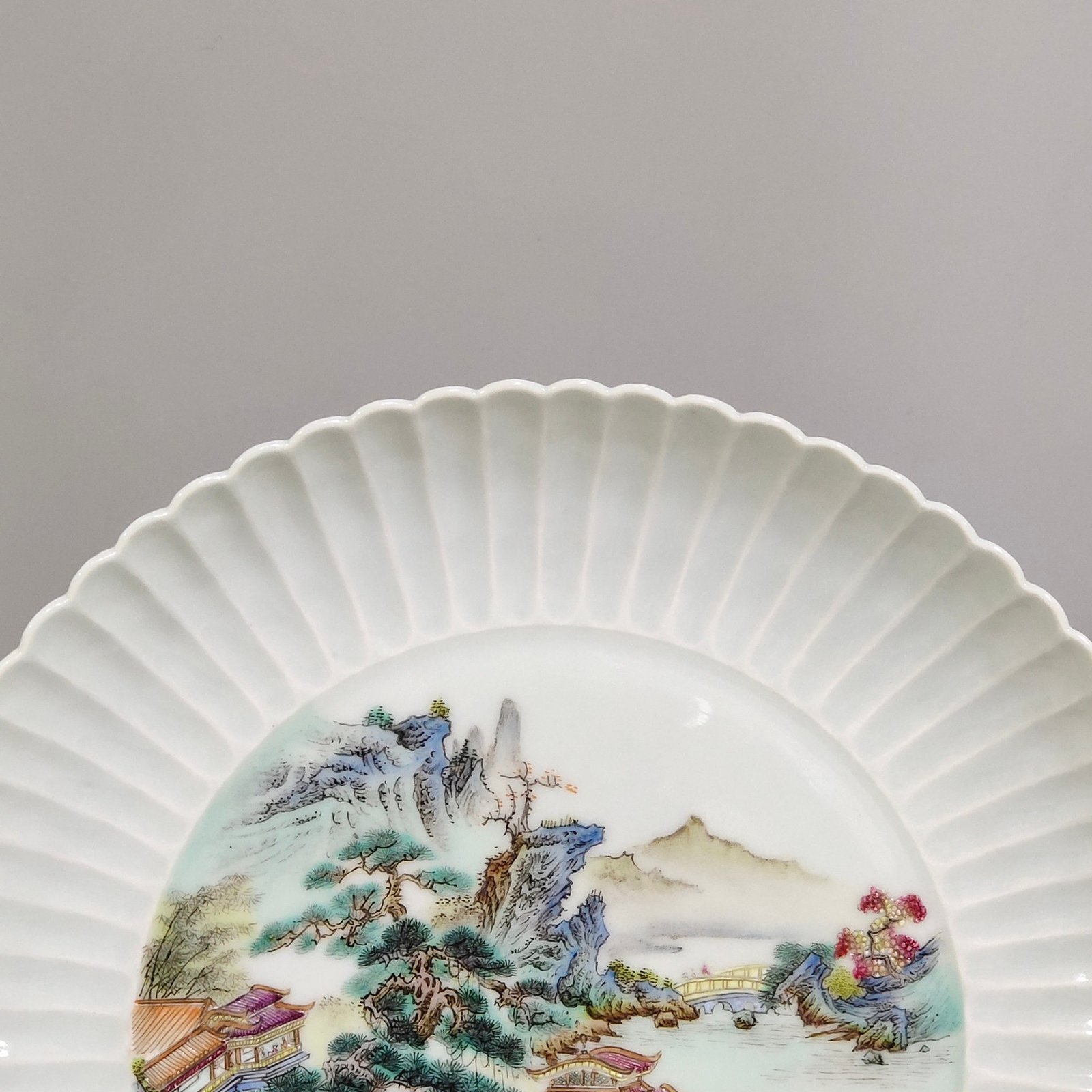 Qing Dynasty Yongzheng landscape chrysanthemum plate