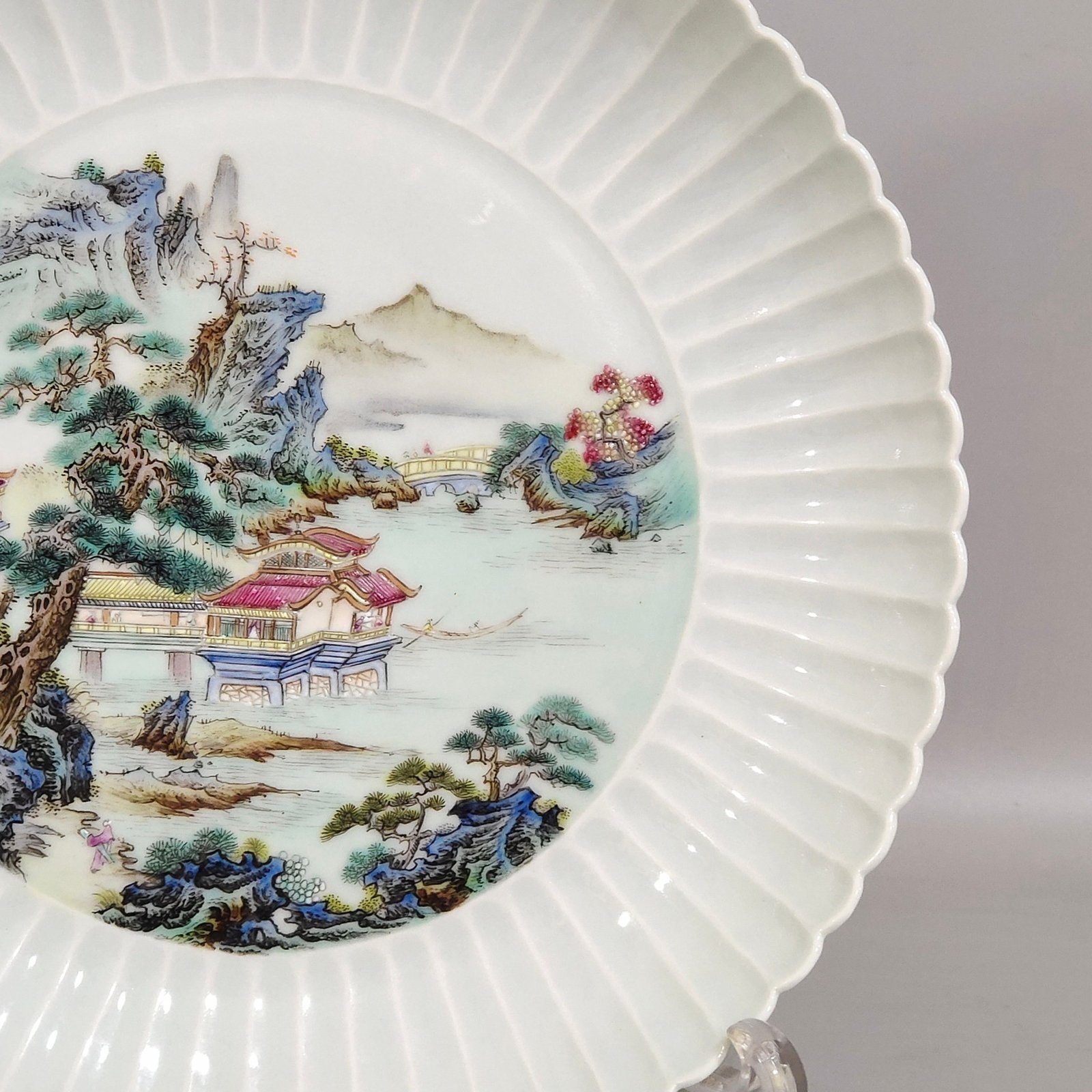 Qing Dynasty Yongzheng landscape chrysanthemum plate