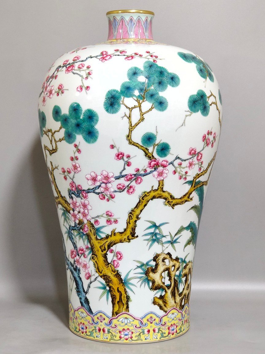 Qing Dynasty Yongzheng Suihan Three Friends Pine Bamboo and Plum Vase