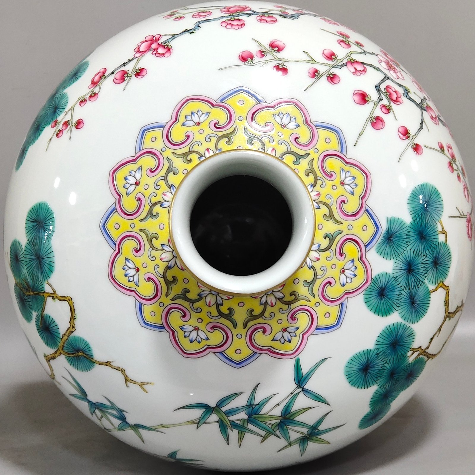 Qing Dynasty Yongzheng Suihan Three Friends Pine Bamboo and Plum Vase