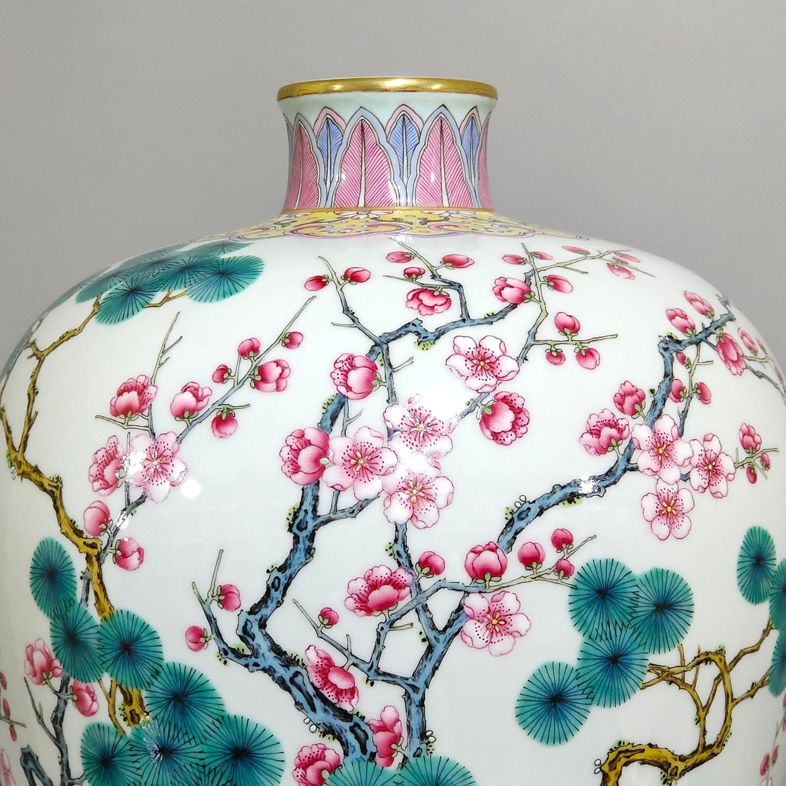 Qing Dynasty Yongzheng Suihan Three Friends Pine Bamboo and Plum Vase