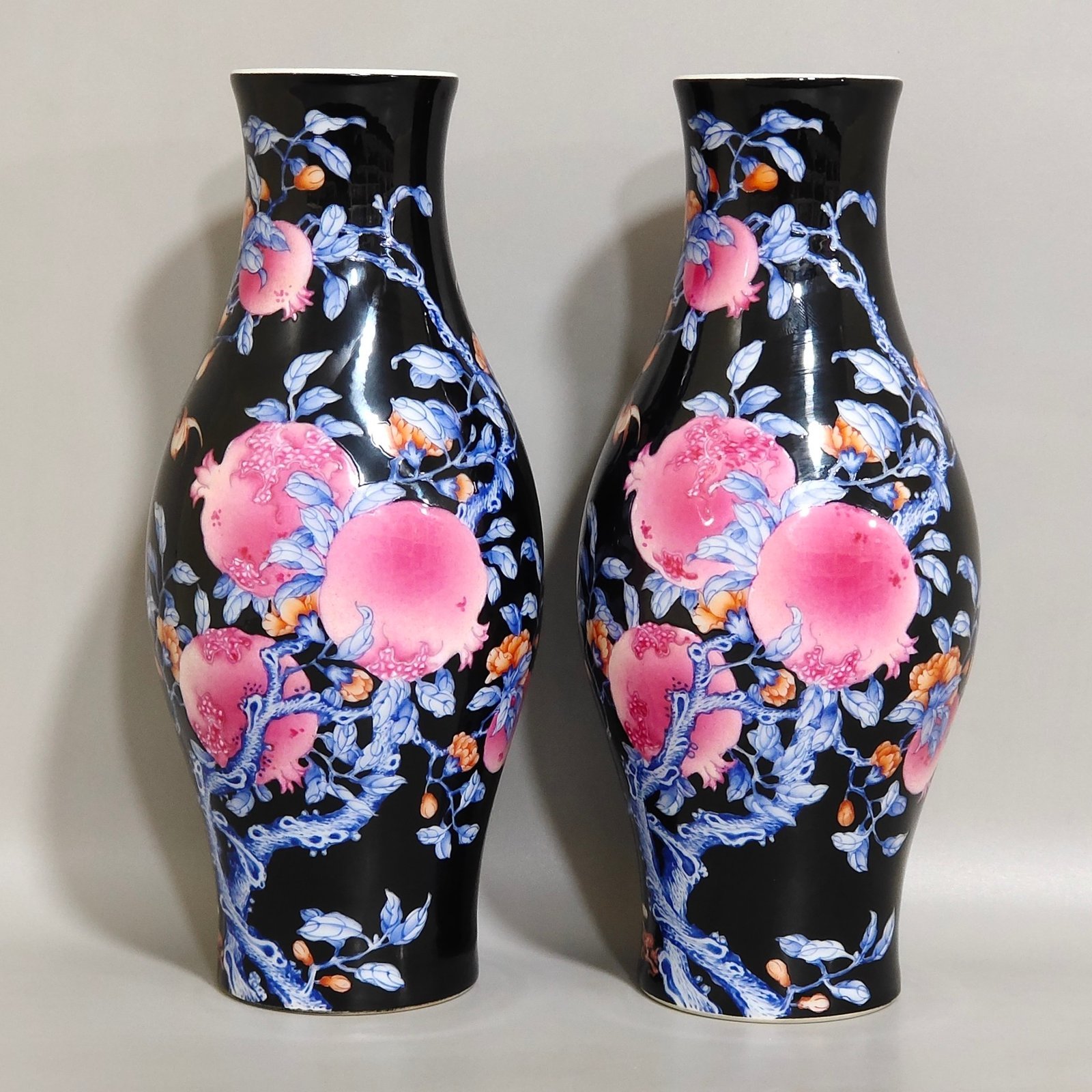Qing Dynasty Yongzheng year black gold glaze blue pomegranate olive bottle