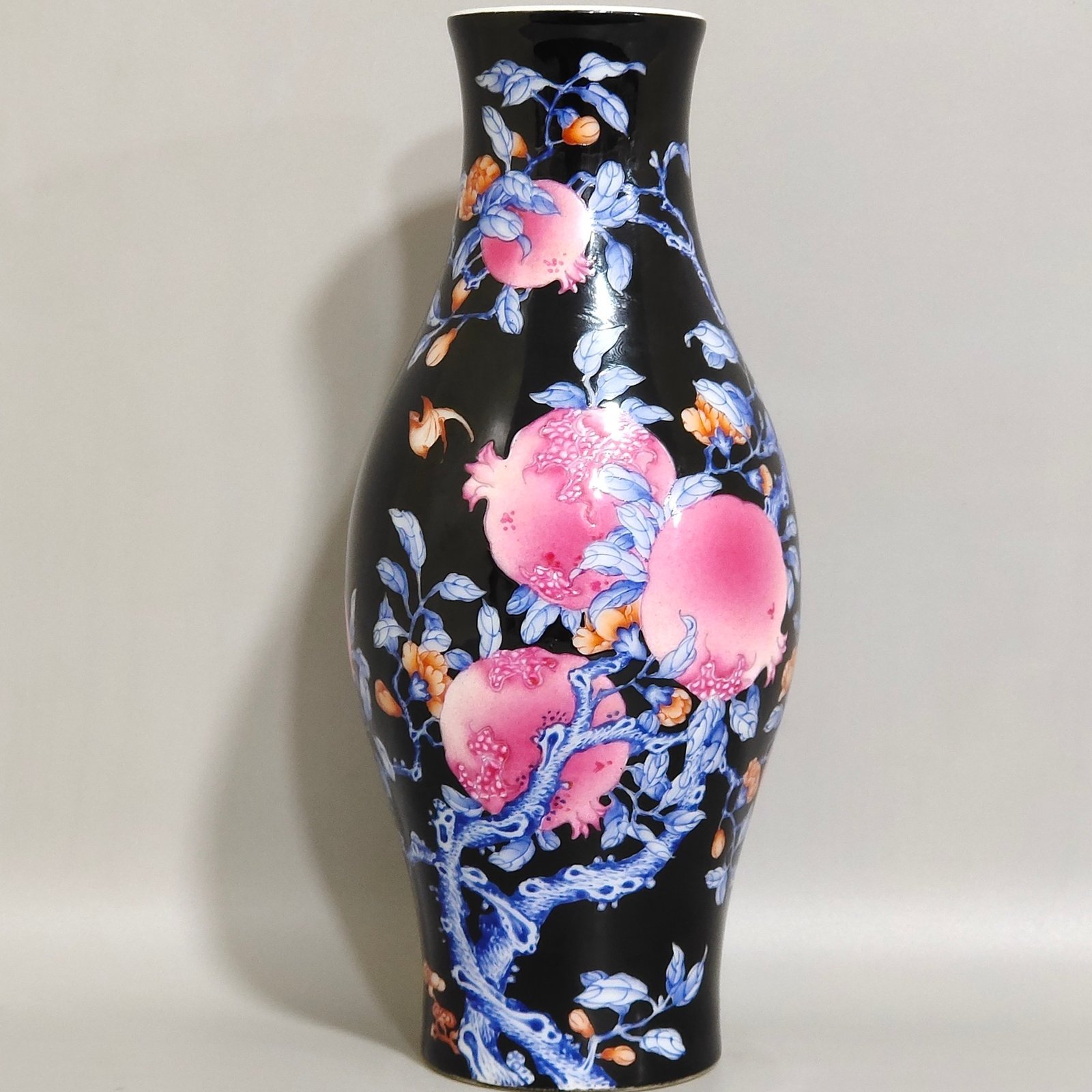 Qing Dynasty Yongzheng year black gold glaze blue pomegranate olive bottle