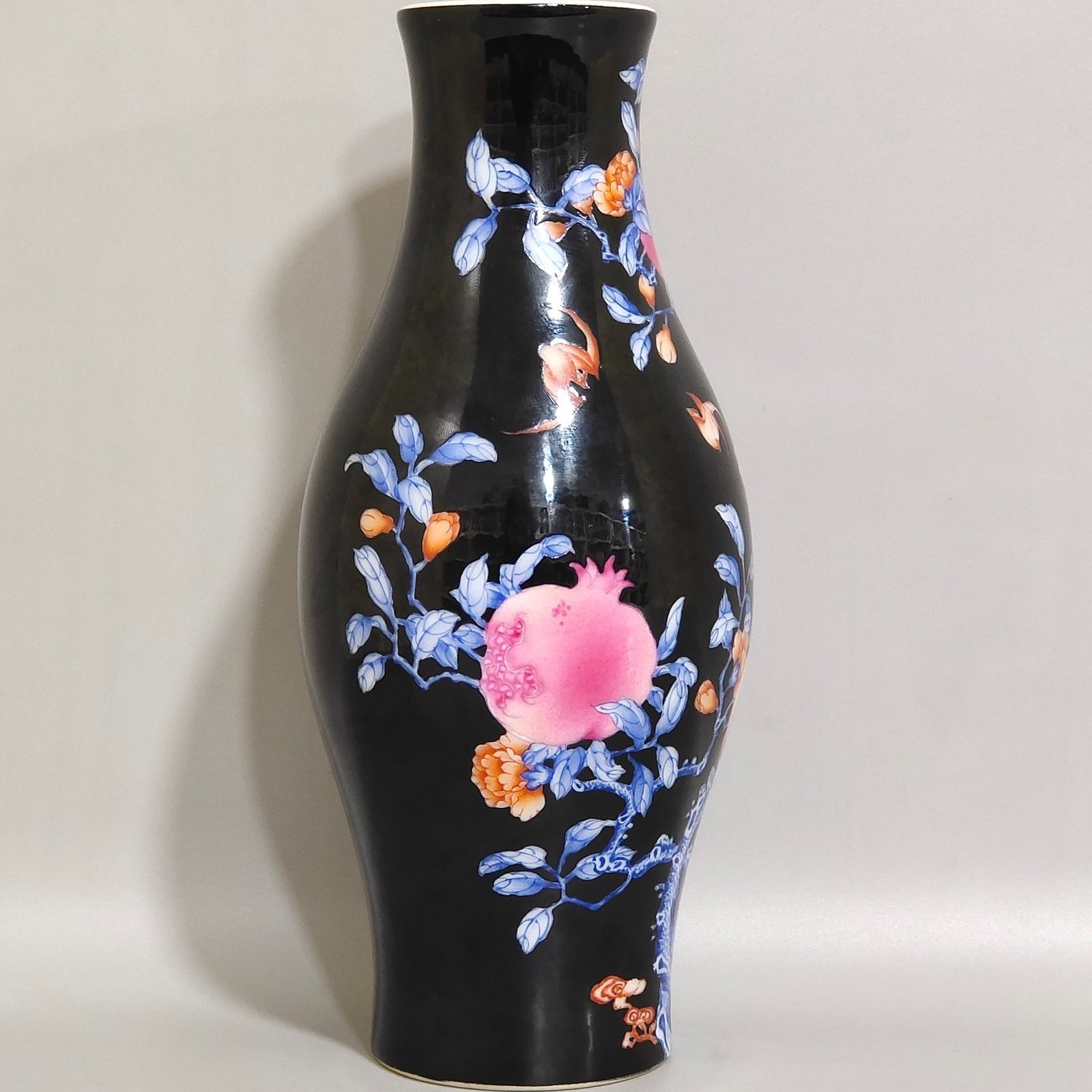 Qing Dynasty Yongzheng year black gold glaze blue pomegranate olive bottle