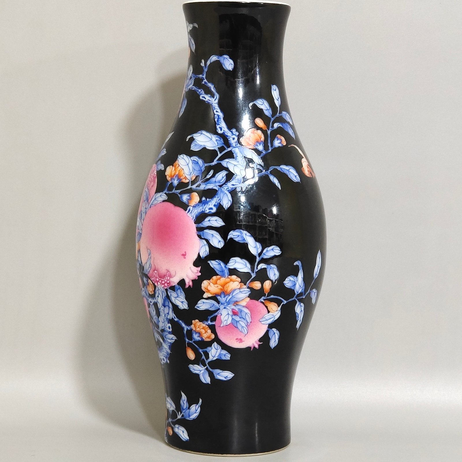 Qing Dynasty Yongzheng year black gold glaze blue pomegranate olive bottle