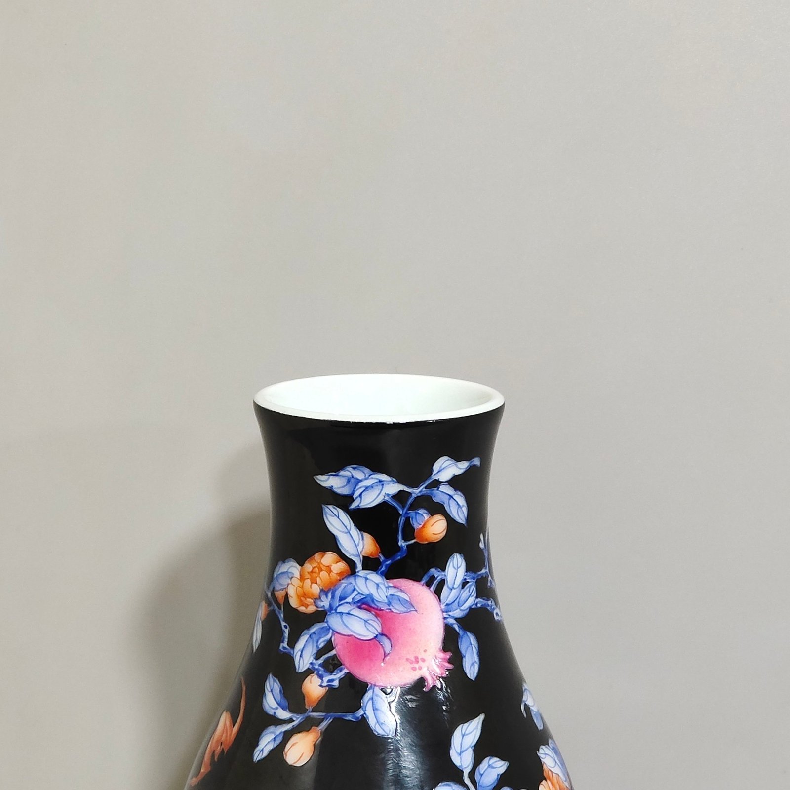 Qing Dynasty Yongzheng year black gold glaze blue pomegranate olive bottle