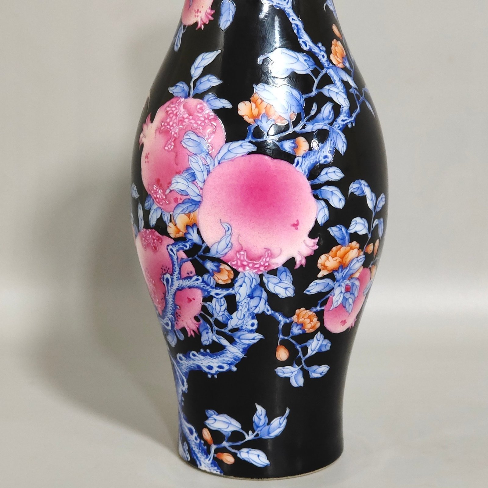 Qing Dynasty Yongzheng year black gold glaze blue pomegranate olive bottle