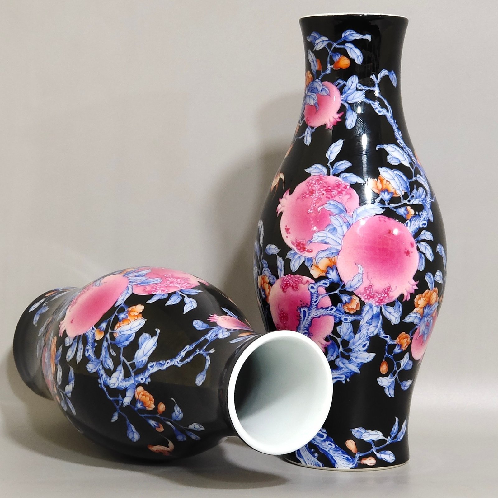 Qing Dynasty Yongzheng year black gold glaze blue pomegranate olive bottle