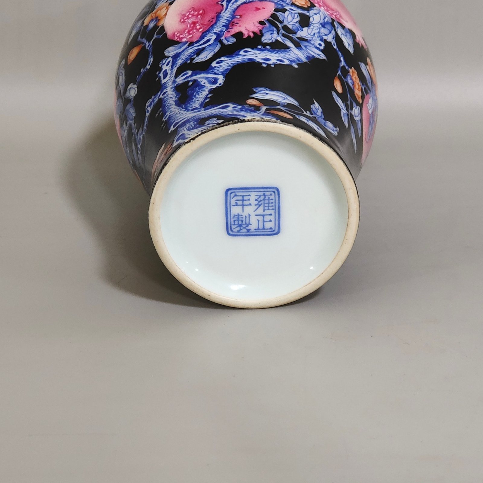 Qing Dynasty Yongzheng year black gold glaze blue pomegranate olive bottle