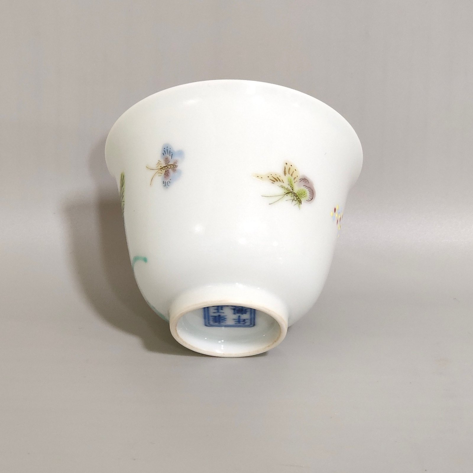 Qing Dynasty Yongzheng Boneless colorful butterfly lotus cup