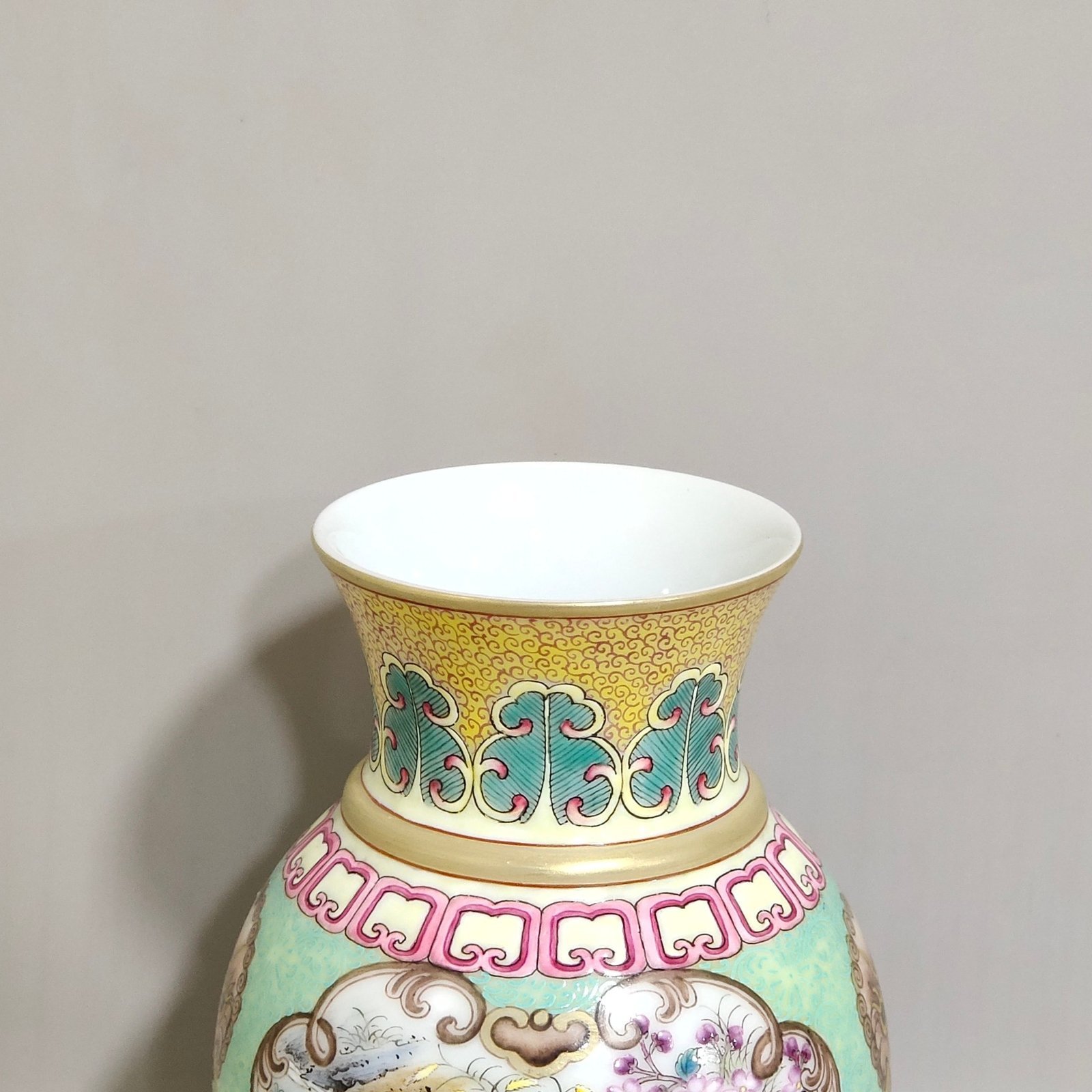 Qing Dynasty Yongzheng year enamel window flower and bird vase