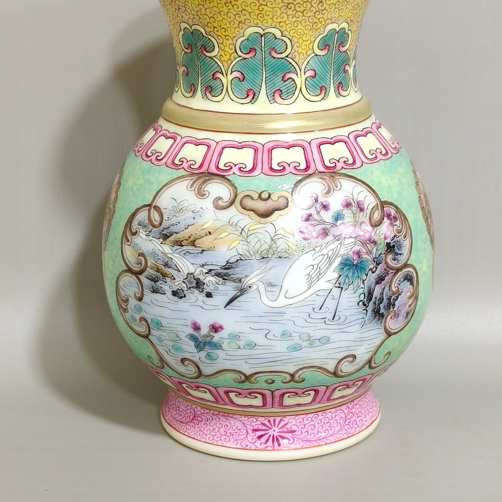 Qing Dynasty Yongzheng year enamel window flower and bird vase