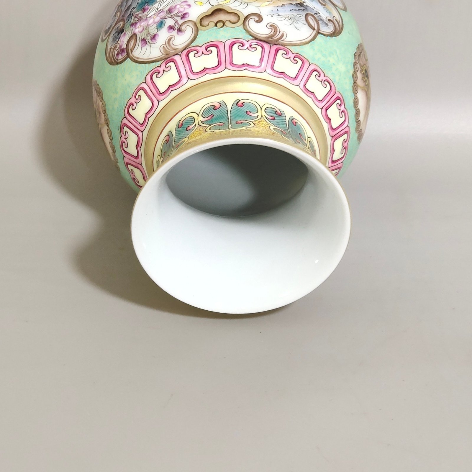 Qing Dynasty Yongzheng year enamel window flower and bird vase