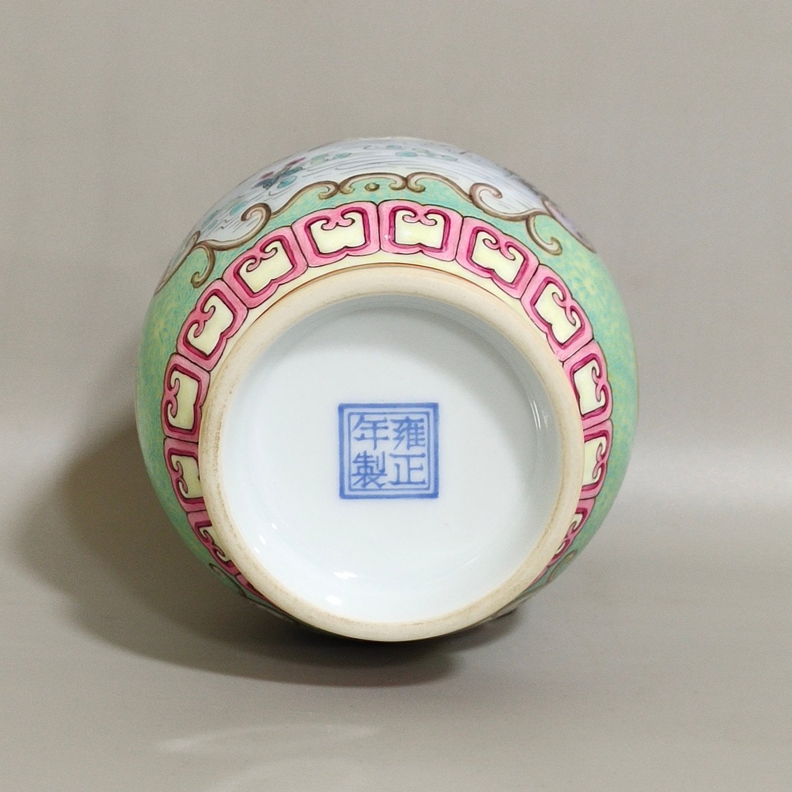 Qing Dynasty Yongzheng year enamel window flower and bird vase