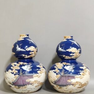 Qing Dynasty Yongzheng A blue glazed Xianyunyehe gourd vase