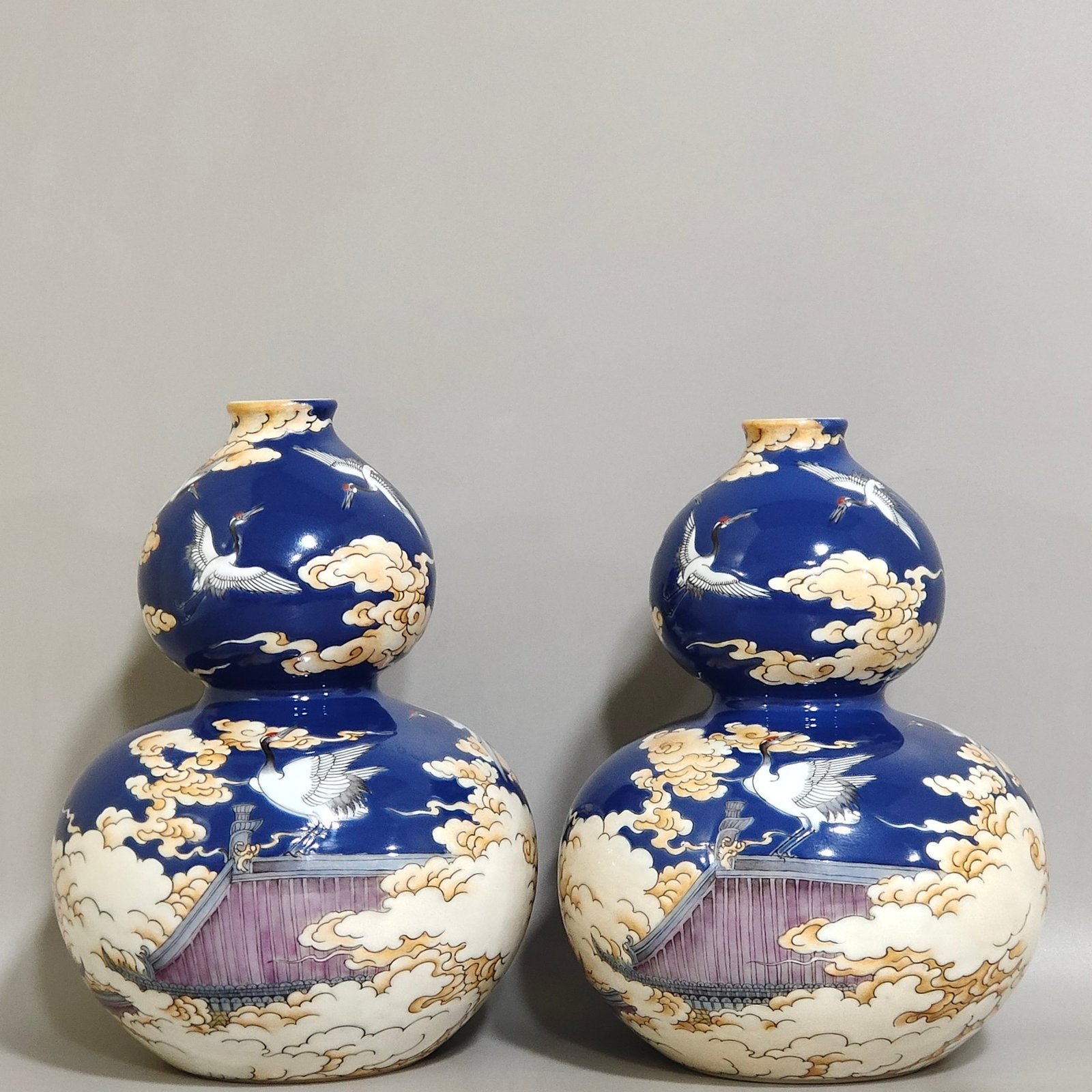 Qing Dynasty Yongzheng A blue glazed Xianyunyehe gourd vase