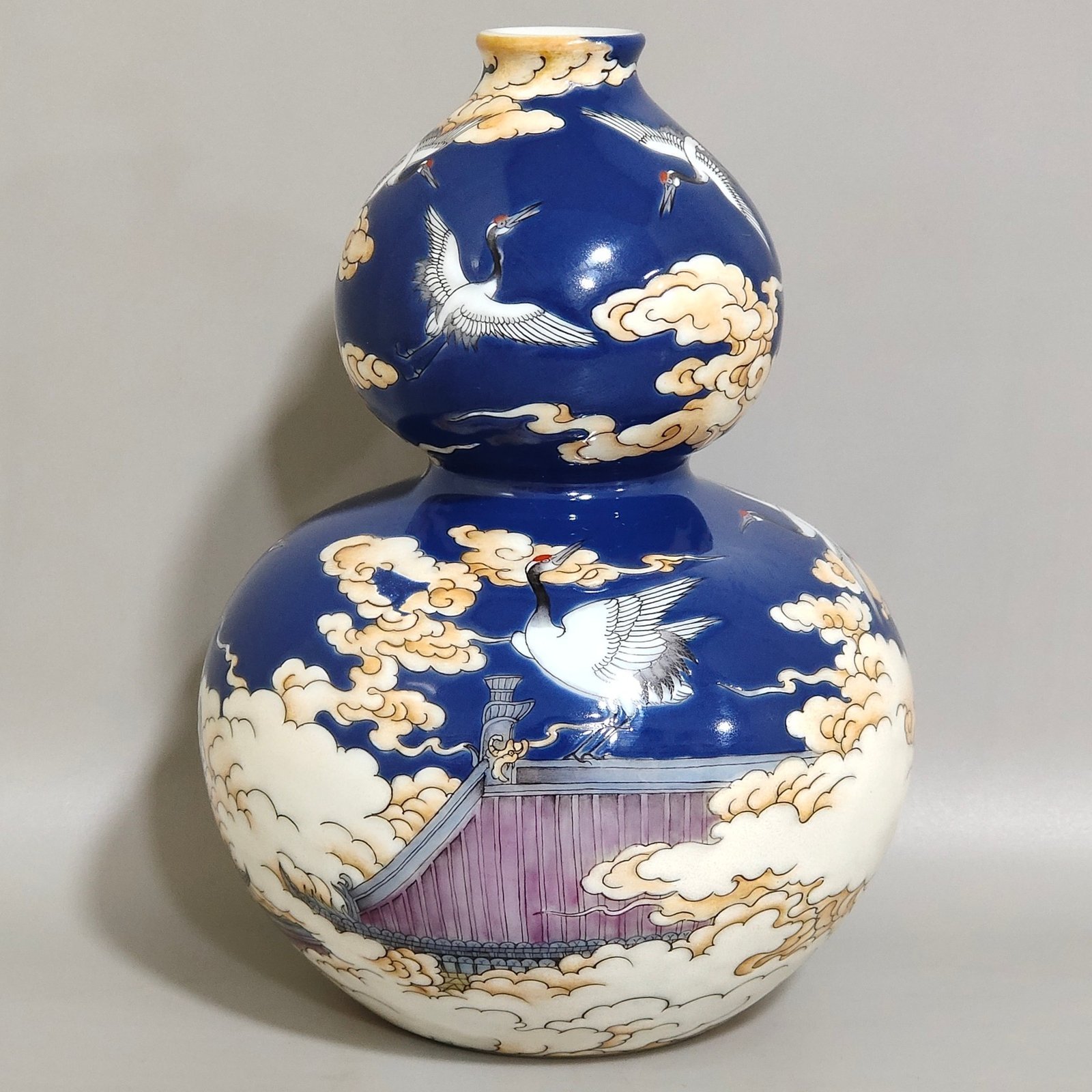 Qing Dynasty Yongzheng A blue glazed Xianyunyehe gourd vase
